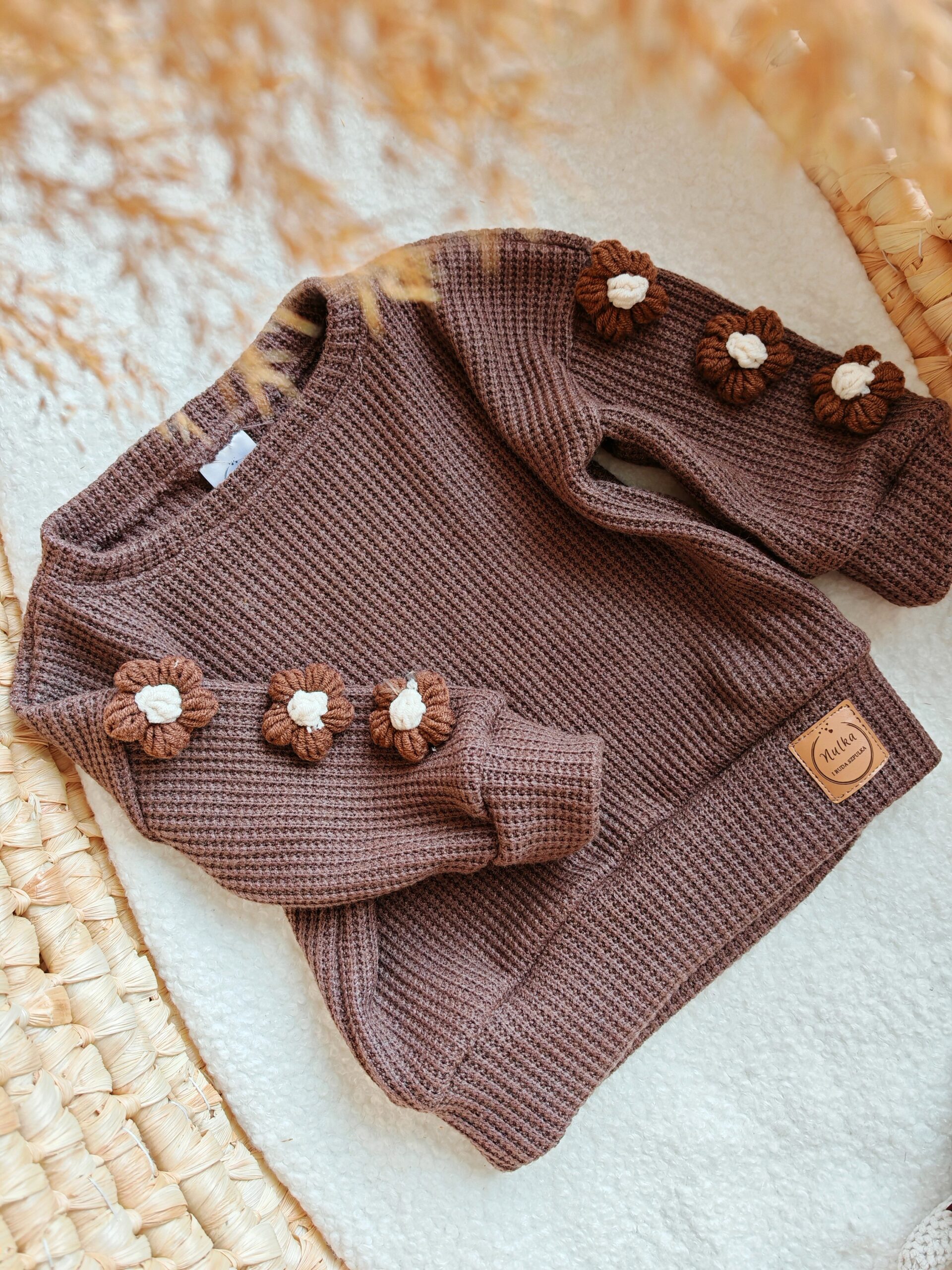 Sweterek dla dziewczynki cappucino kwiaty na rękawach brąz