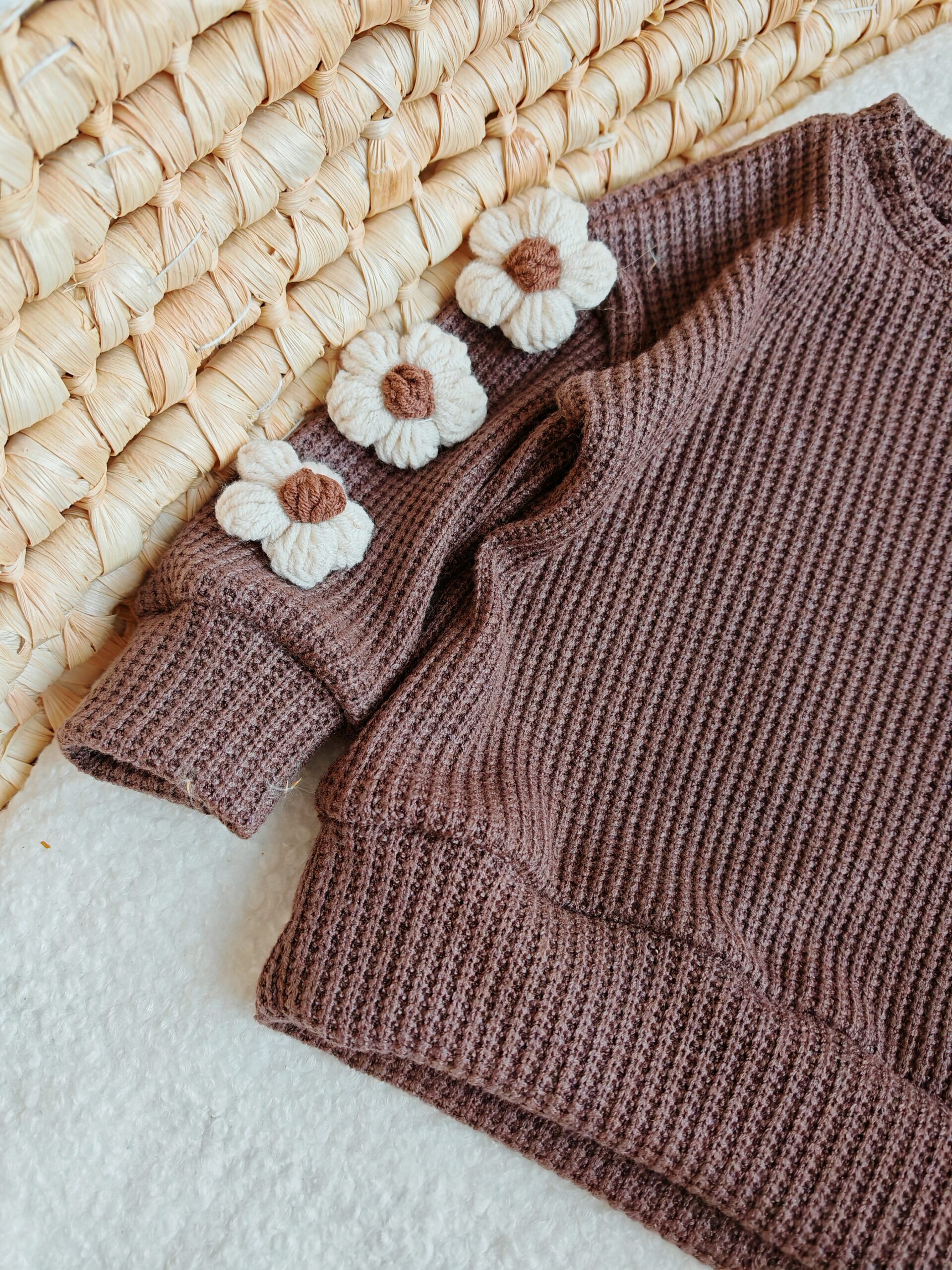 Sweterek dla dziewczynki cappucino kwiaty na rękawach jasny beż