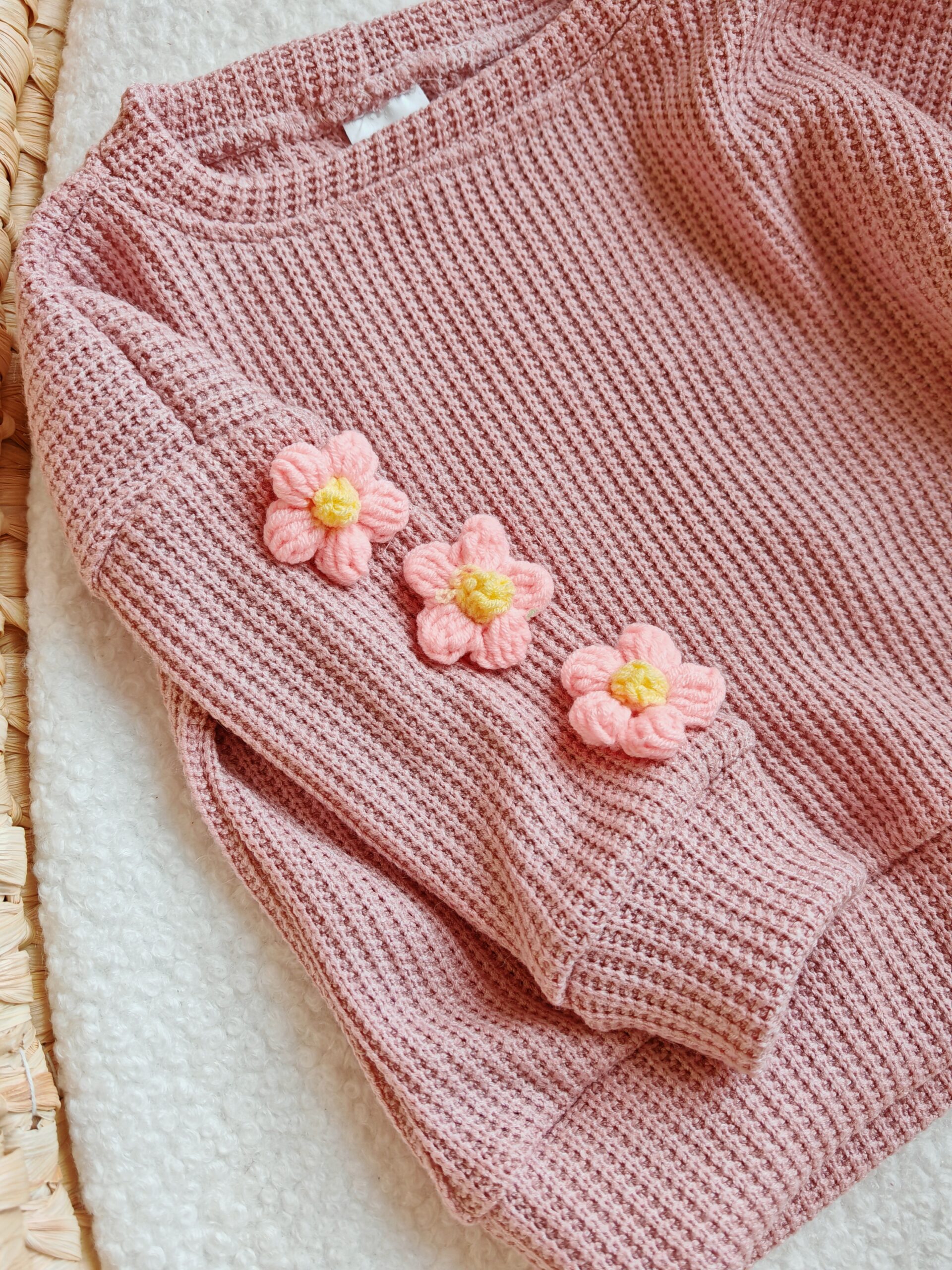 Sweterek dla dziewczynki pastel kwiaty na rękawach róż