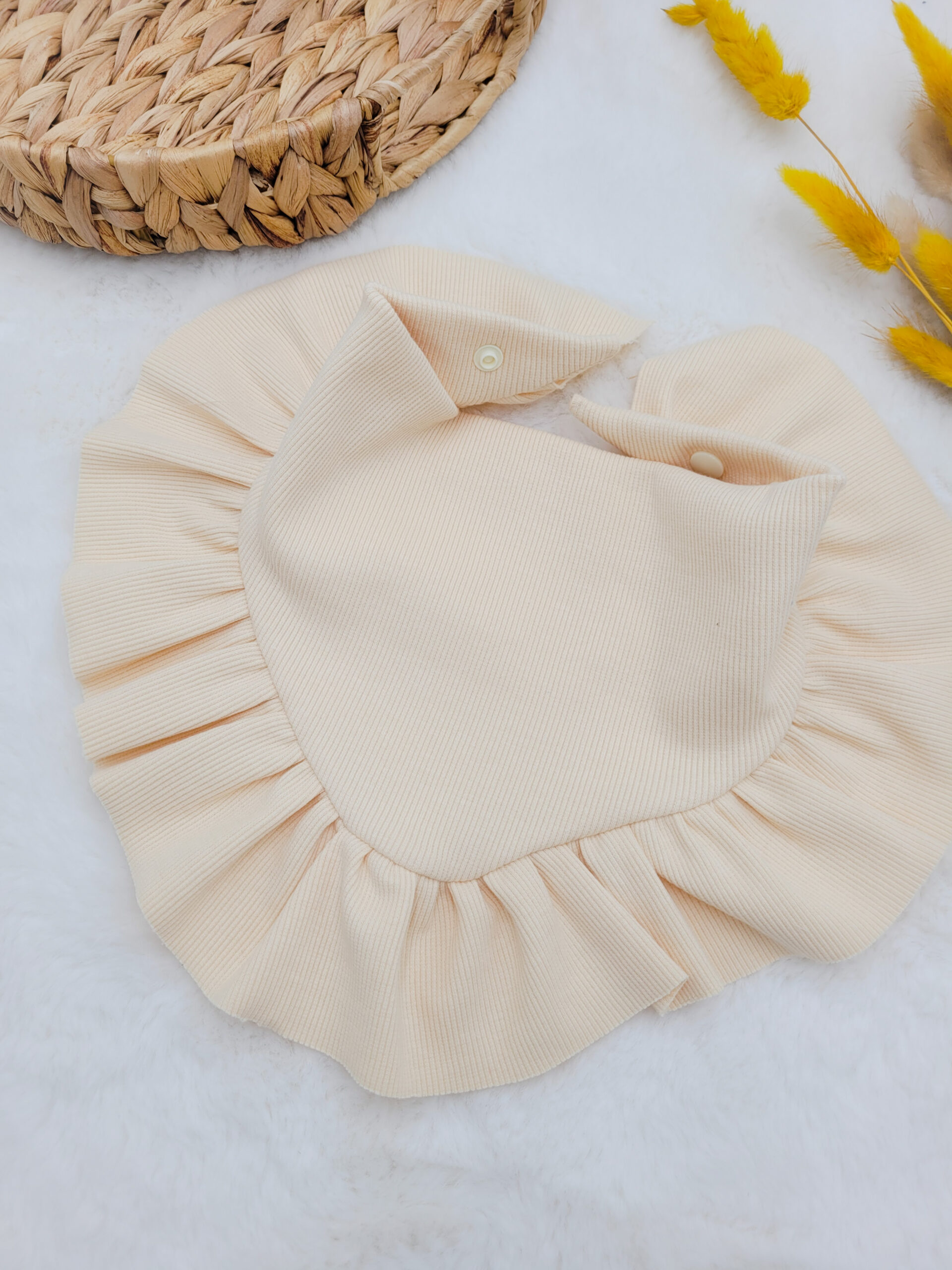 Chusta prążkowana mini z falbanką kremowa