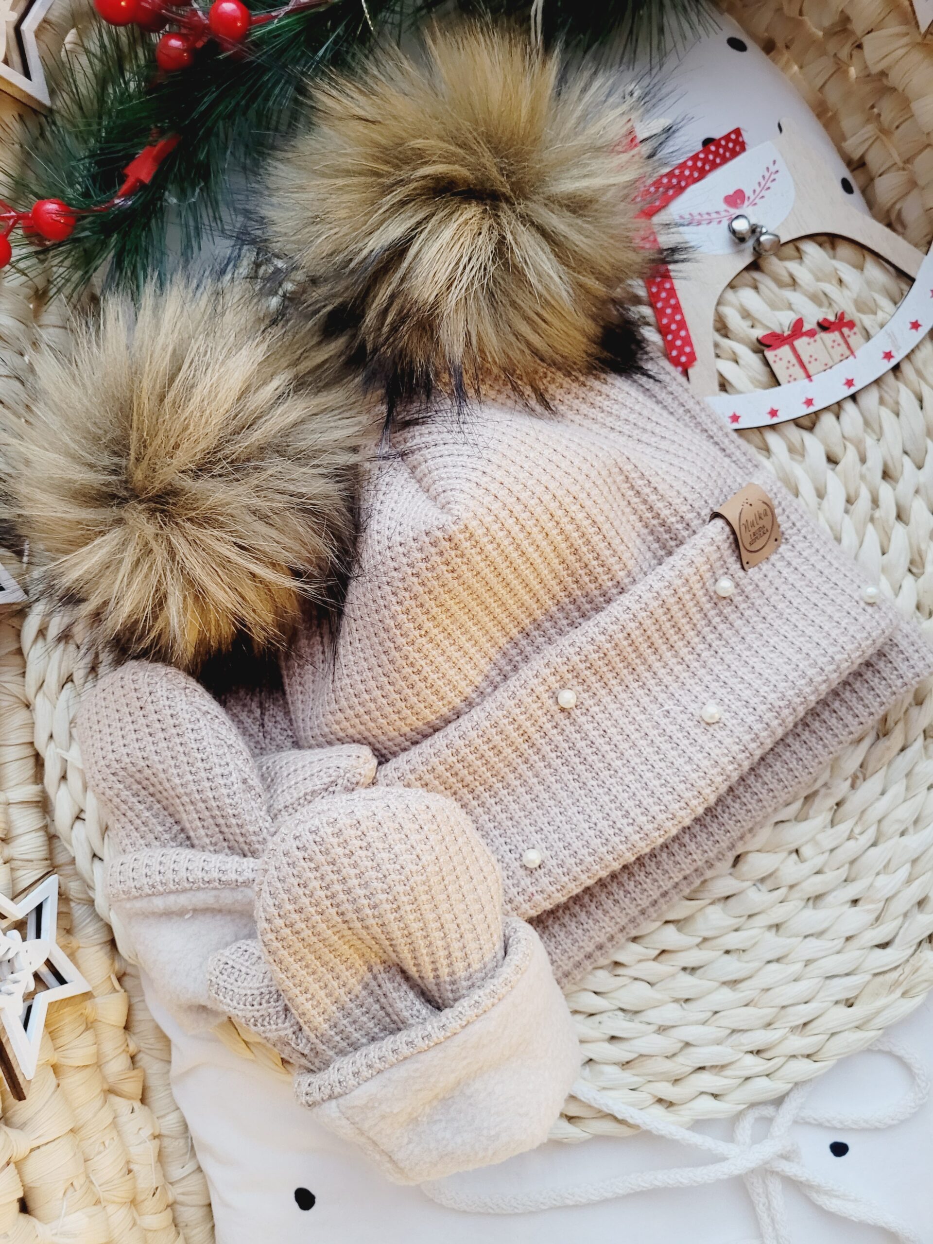 Komplet zimowy dla dziewczynki z pomponami miód brąz i perełkami beż