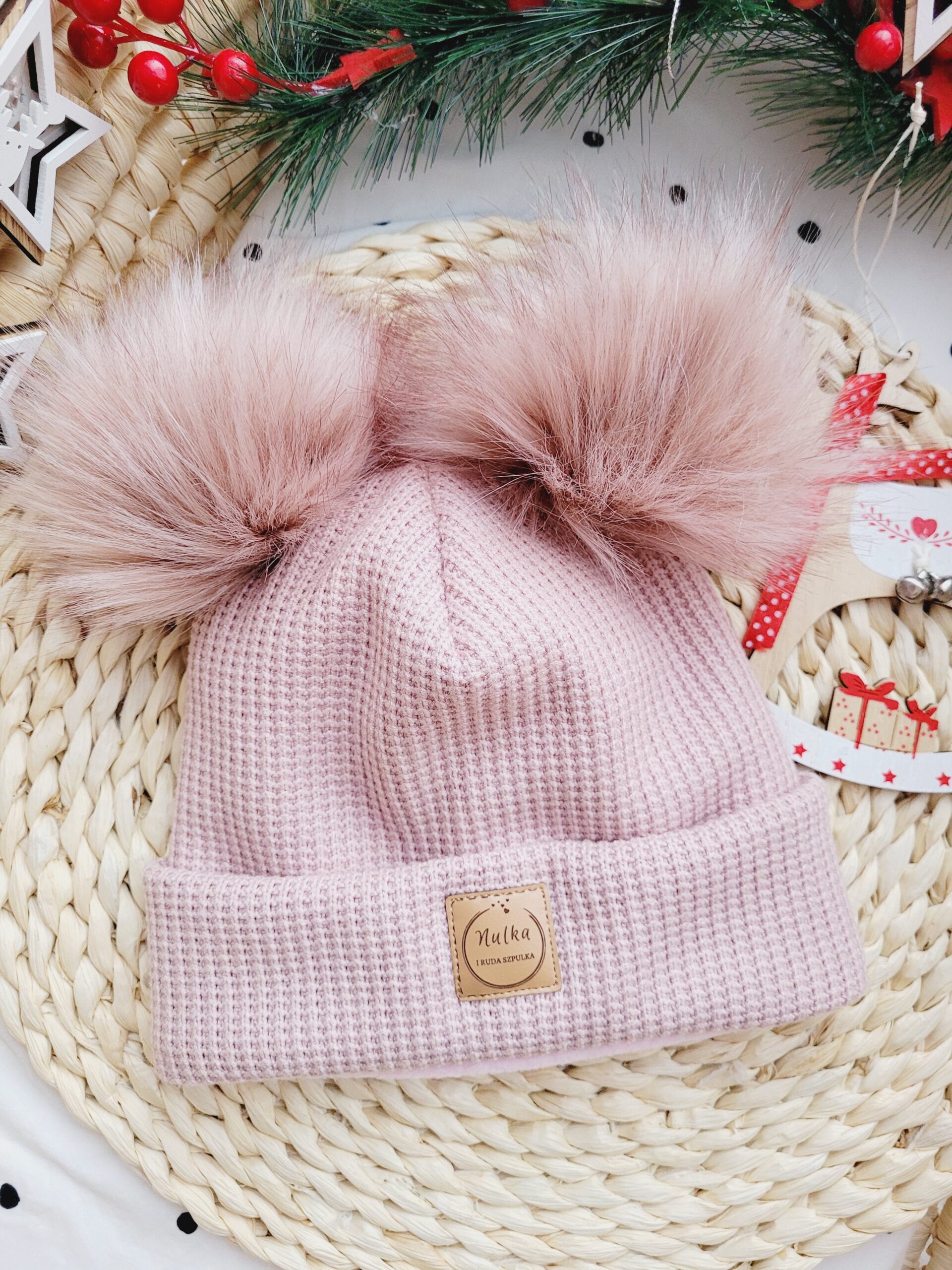 Czapka zimowa pastelowy róż pompony różowe