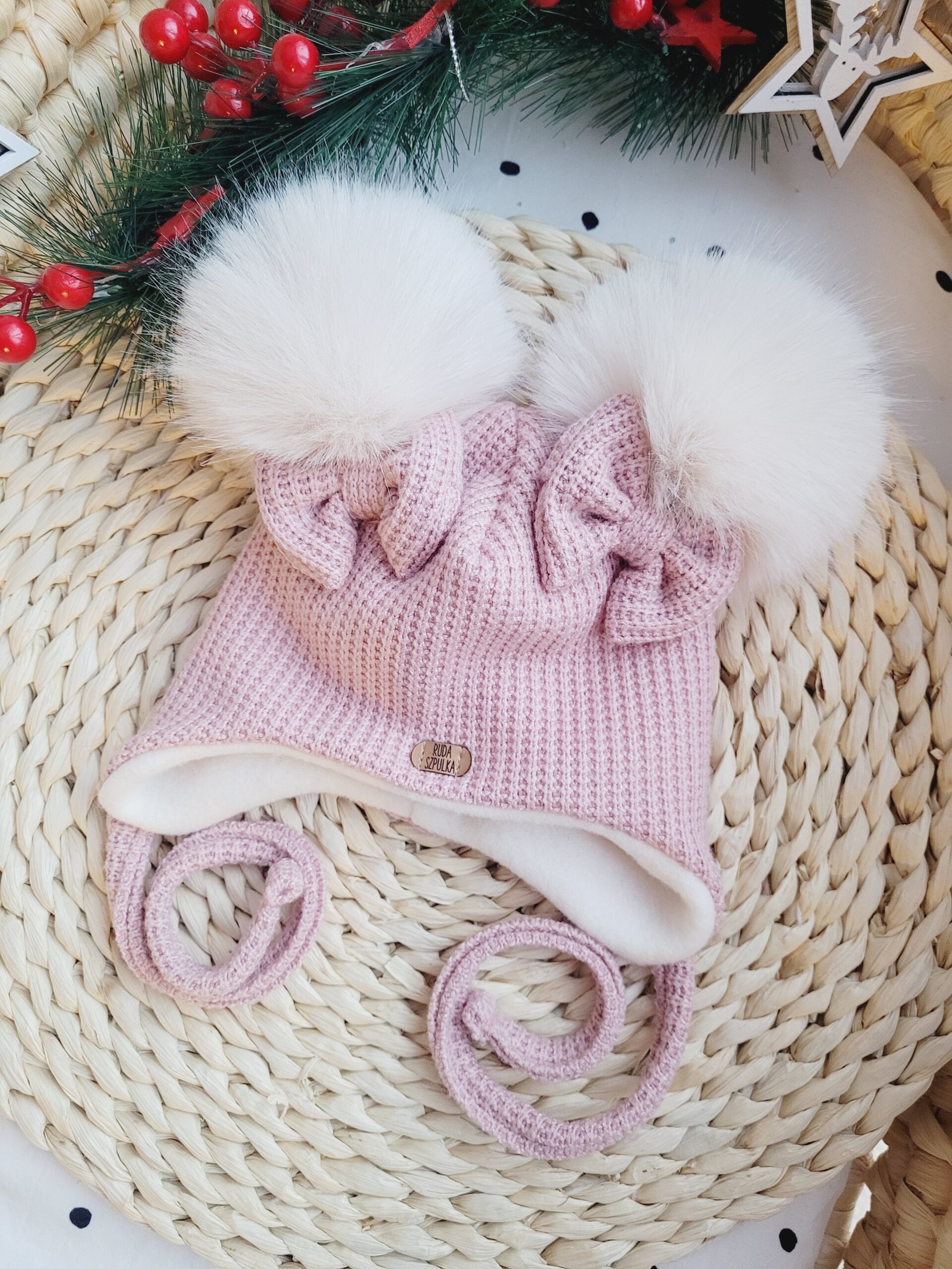 Czapka zimowa wiązana róż pastelowy z kokardkami i pomponami wanilia