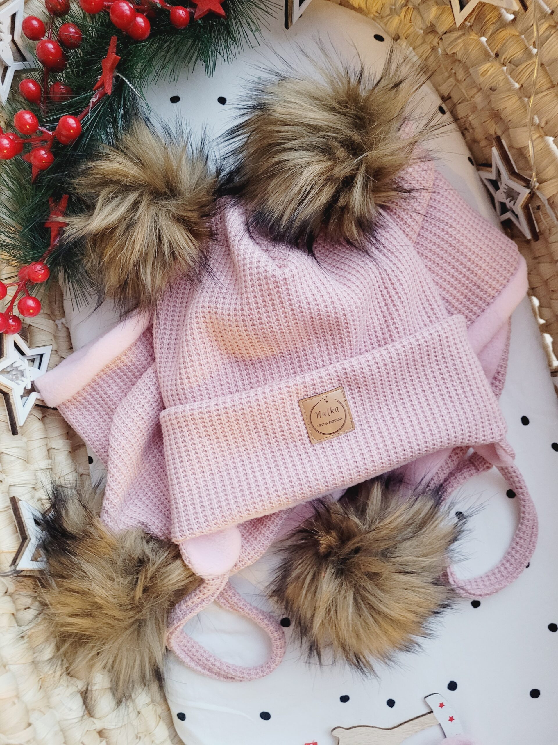 Komplet zimowy dla dziewczynki róż pastelowy pompony miód brąz