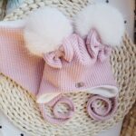 Komplet zimowy wiązany pastelowy róż z kokardkami i pomponami wanilia