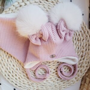 Komplet zimowy wiązany pastelowy róż z kokardkami i pomponami wanilia