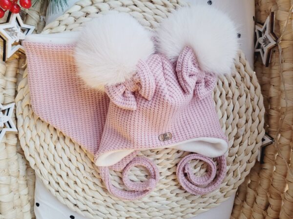 Komplet zimowy wiązany pastelowy róż z kokardkami i pomponami wanilia