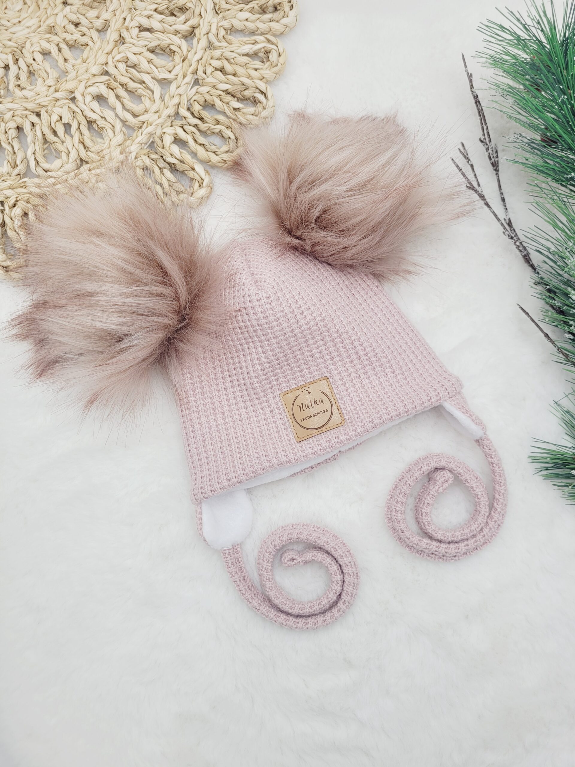 Zimowa czapka prosta wiązana pastelowy róż pompony różowe