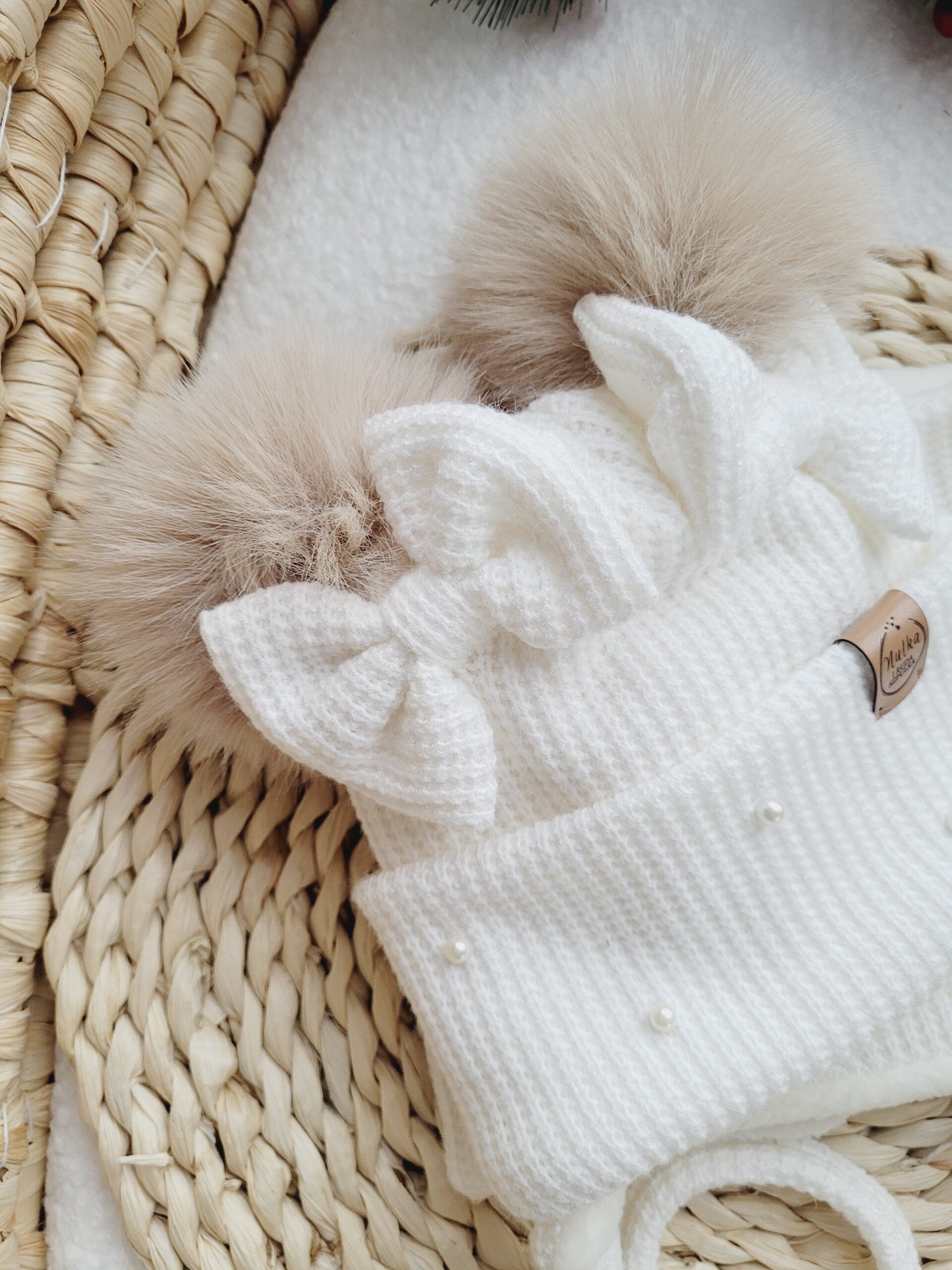 Czapka zimowa dla dziewczynki ecru pompony beż