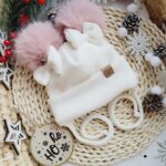 Czapka zimowa ecru z kokardkami i pomponami róż pastelowy