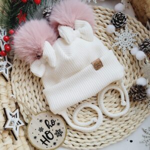 Czapka zimowa ecru z kokardkami i pomponami róż pastelowy