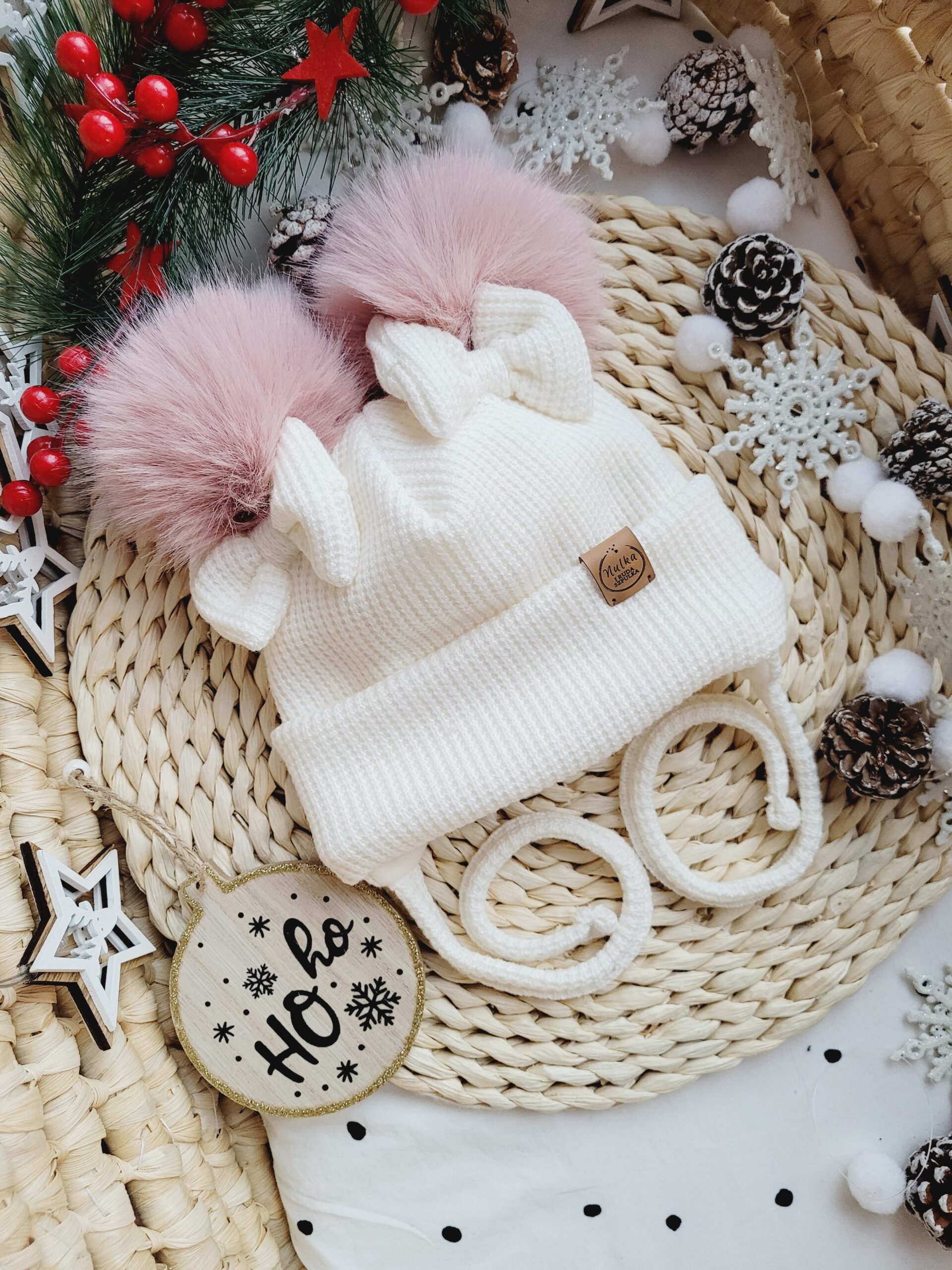 Czapka zimowa ecru z kokardkami i pomponami róż pastelowy