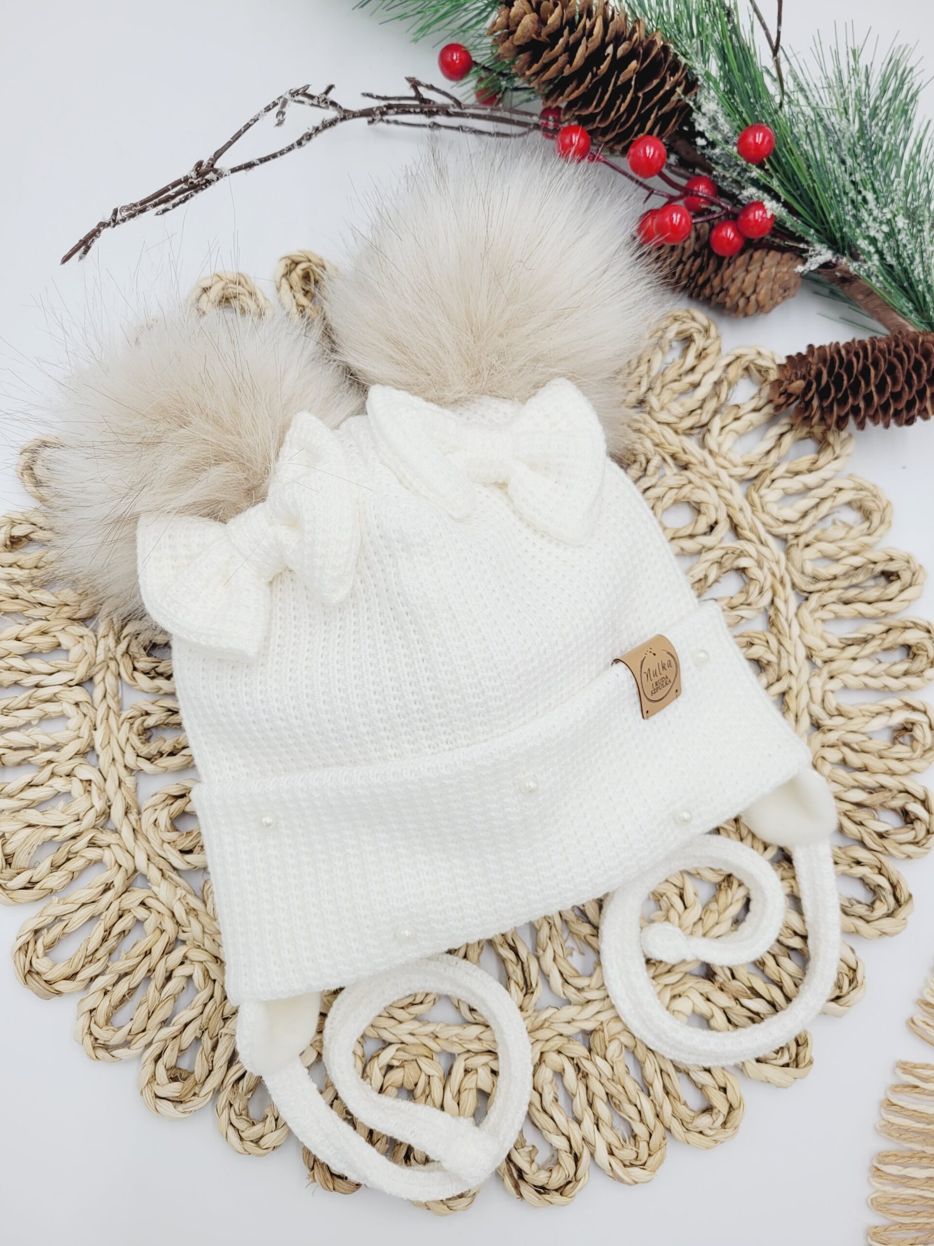 Czapka zimowa ecru z kokardkami perełkami i pomponami jasny beż palony