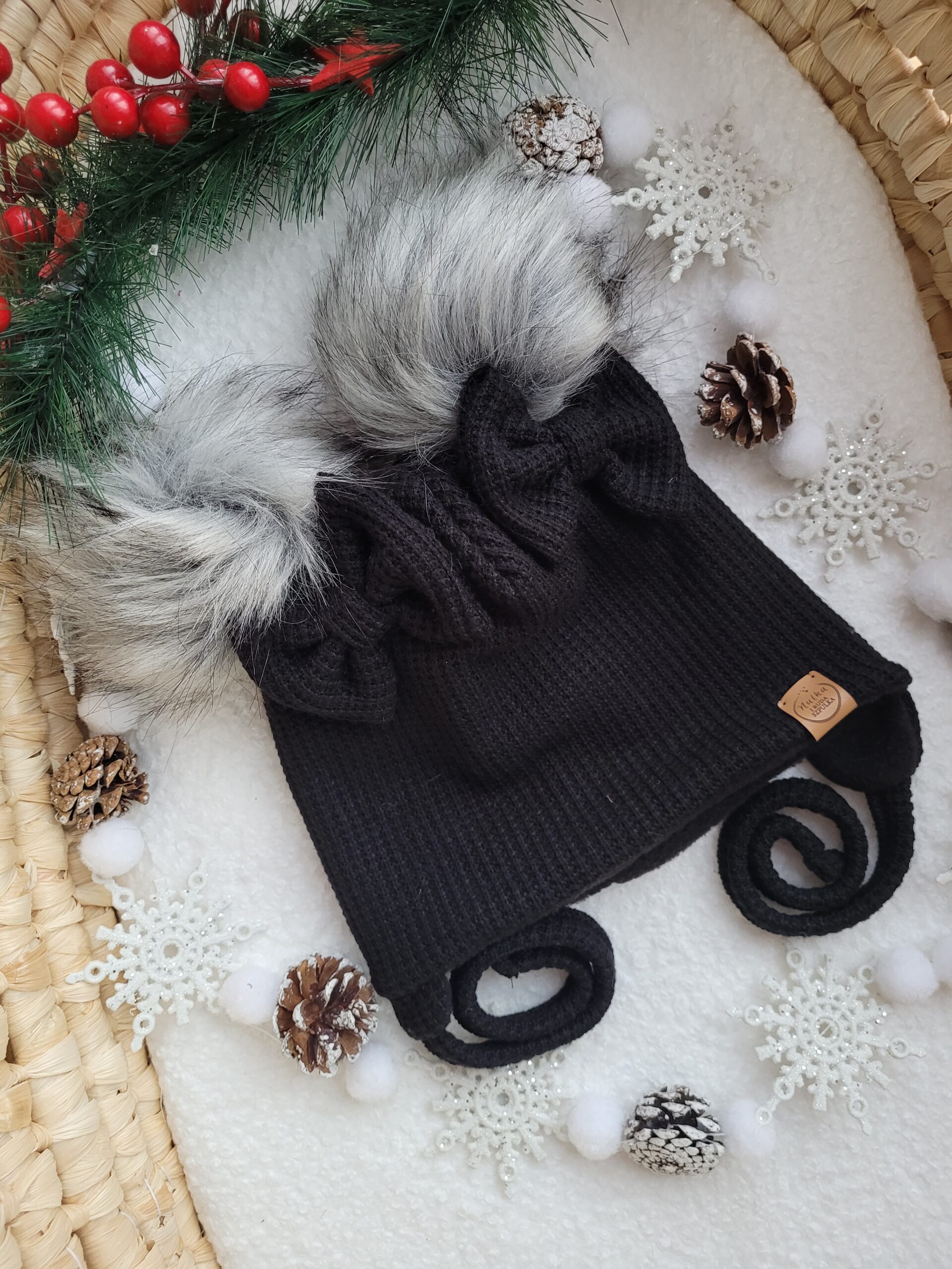 Czapka zimowa prosta dla dziewczynki czarna pompony szare