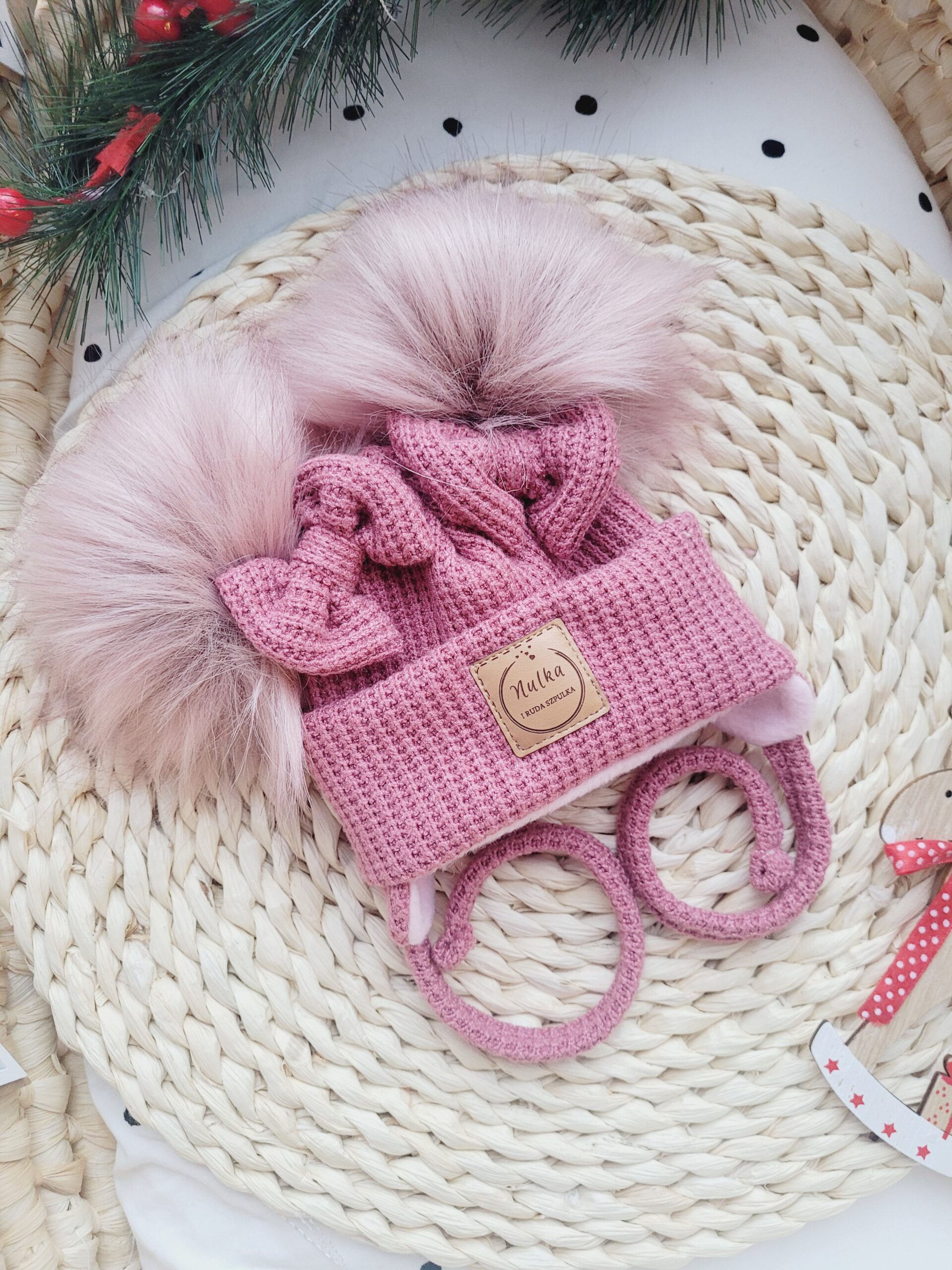 Czapka zimowa róż wrzosowy z kokardkami i pomponami różowymi