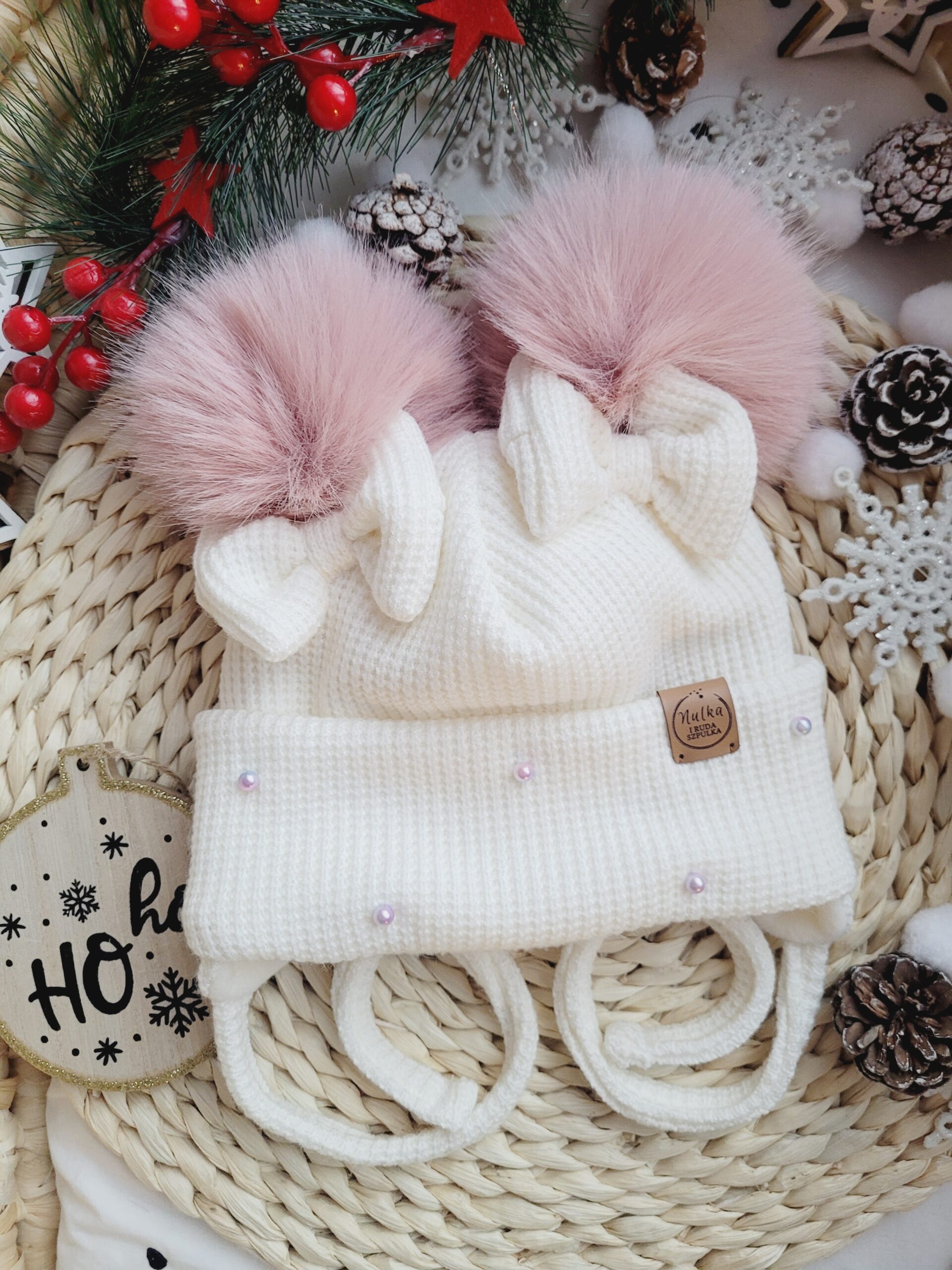 Czapka zimowa wiązana ecru z kokardkami perełkami popony róż pastelowy