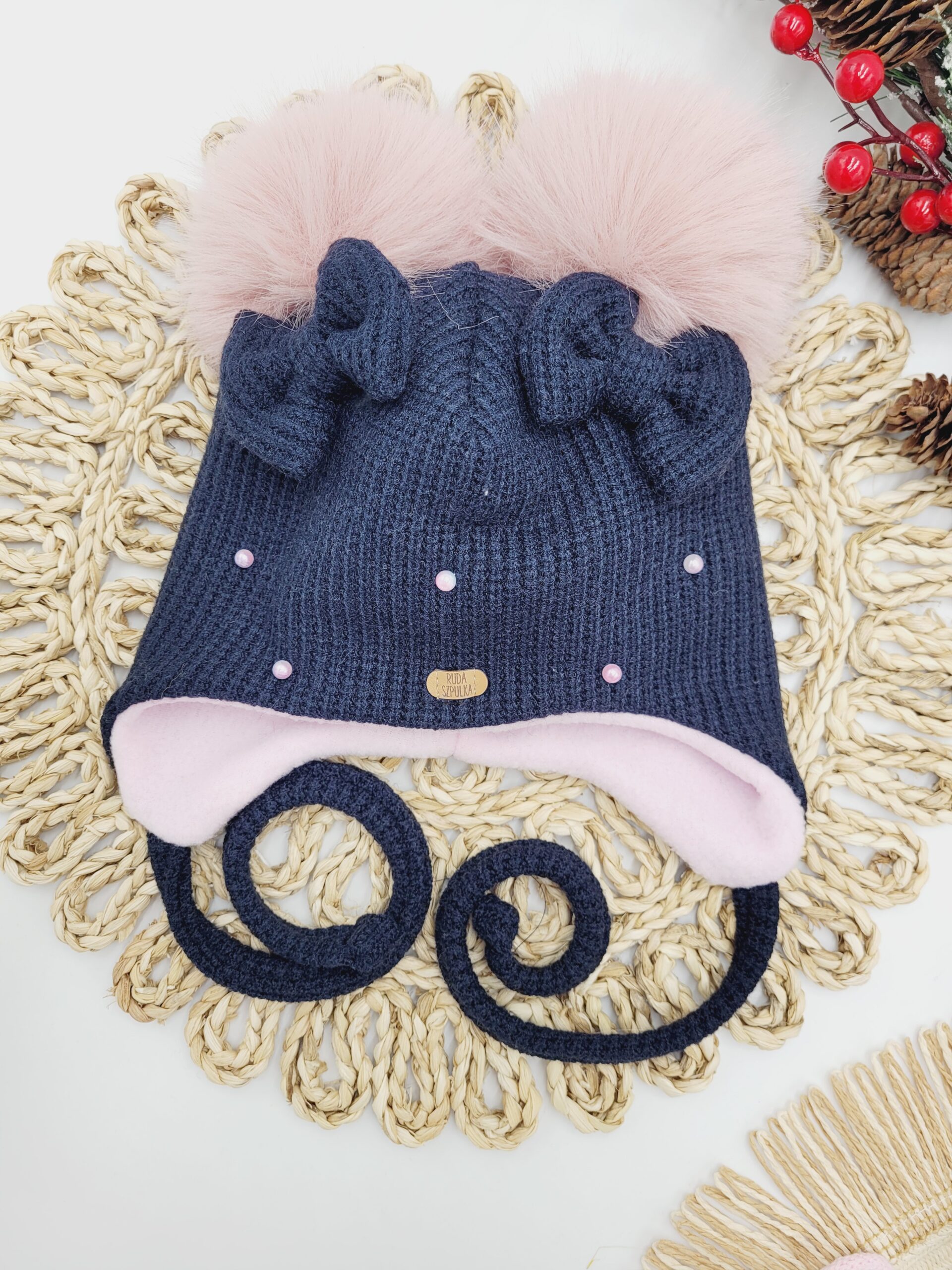 Czapka zimowa wiązana granatowa z kokardkami perełkami pompony róż pastelowy