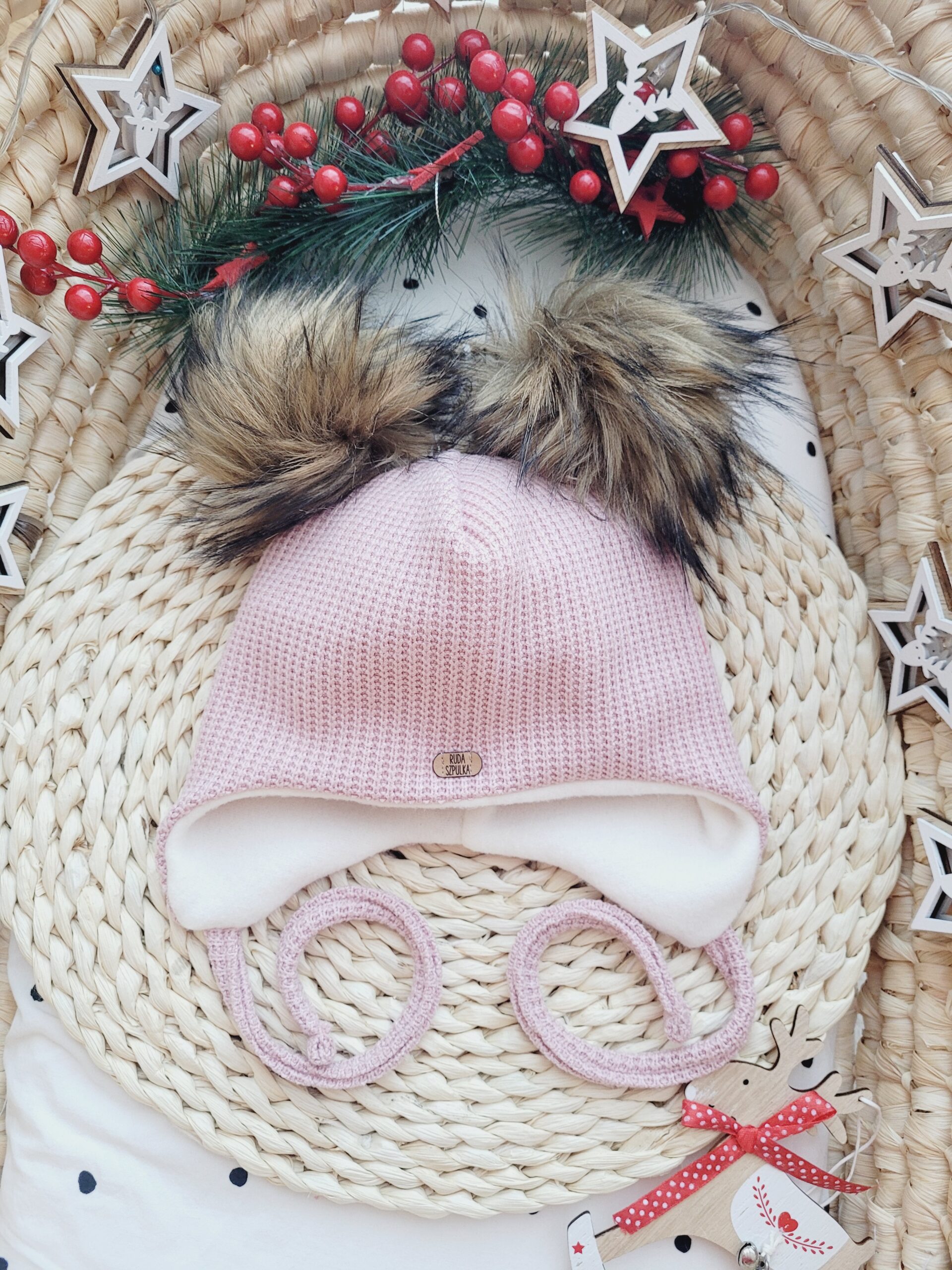 Czapka zimowa wiązana róż pastelowy z pomponami miód brąz