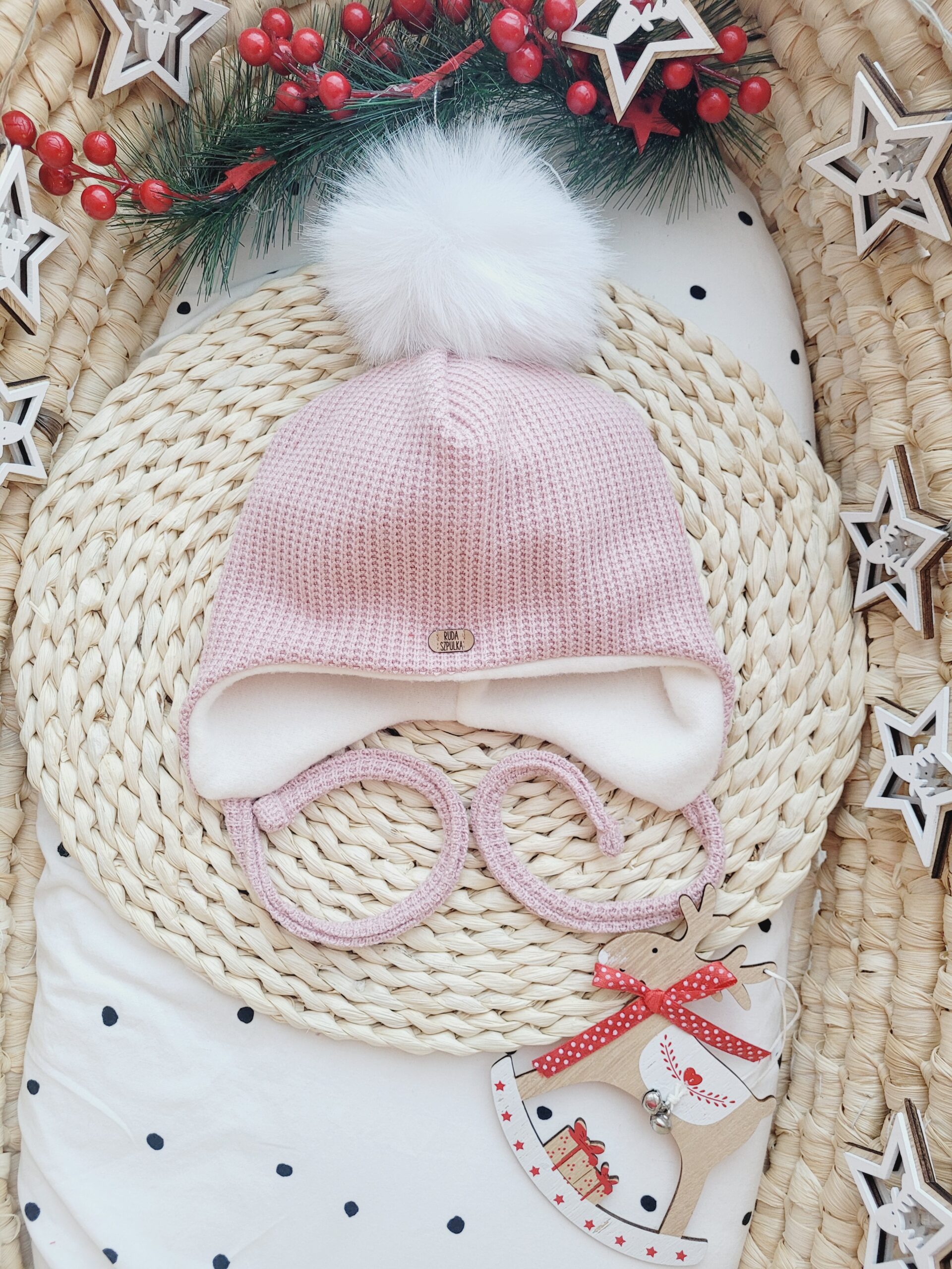 Czapka zimowa wiązana róż pastelowy z pomponem białym