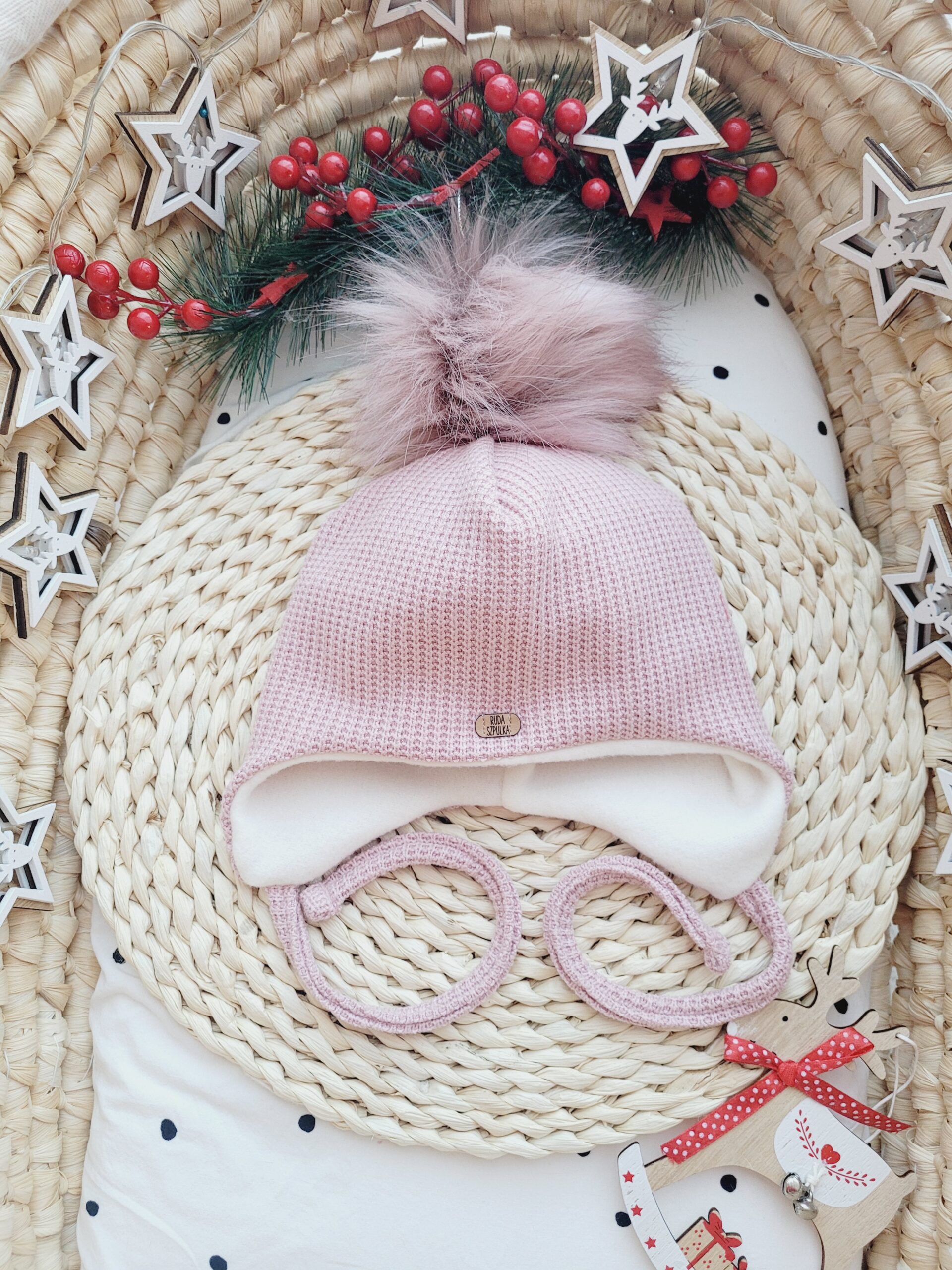 Czapka zimowa wiązana róż pastelowy z pomponem różowym