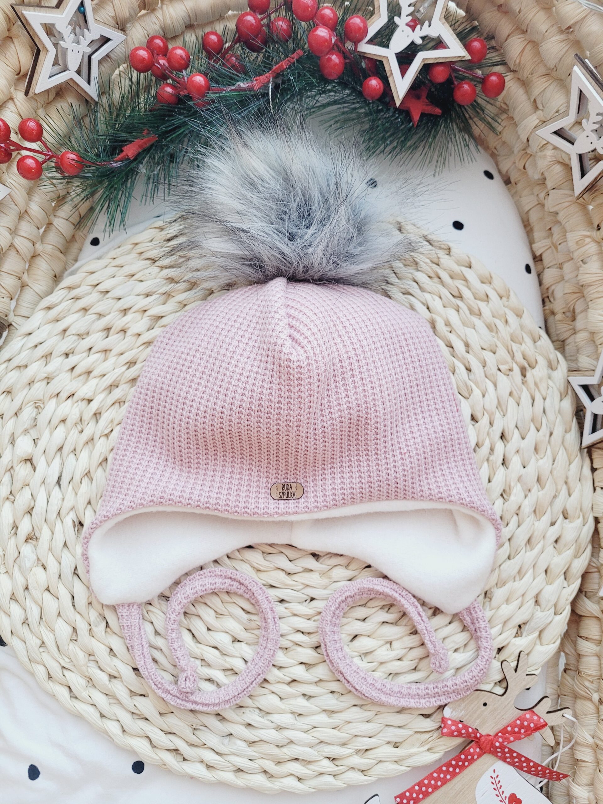 Czapka zimowa wiązana róż pastelowy z pomponem szarym