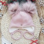 Czapka zimowa wiązana róż pastelowy z różowymi pomponami