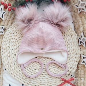 Czapka zimowa wiązana róż pastelowy z różowymi pomponami