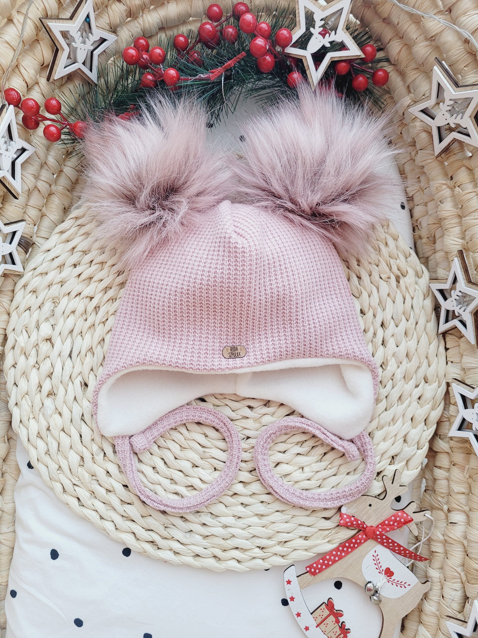Czapka zimowa wiązana róż pastelowy z różowymi pomponami