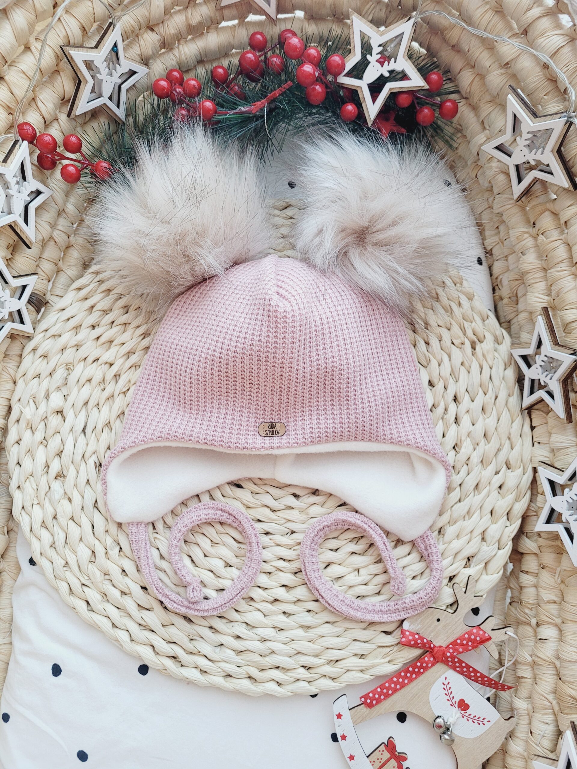 Czapka zimowa wiązana róż pasteowy z pomponami beż palony jasny