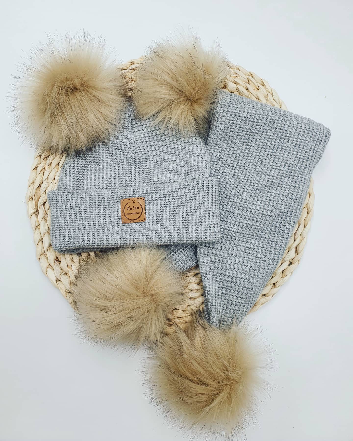 Komplet zimowy dziecięcy jasny szary melanż z pomponami beż palony