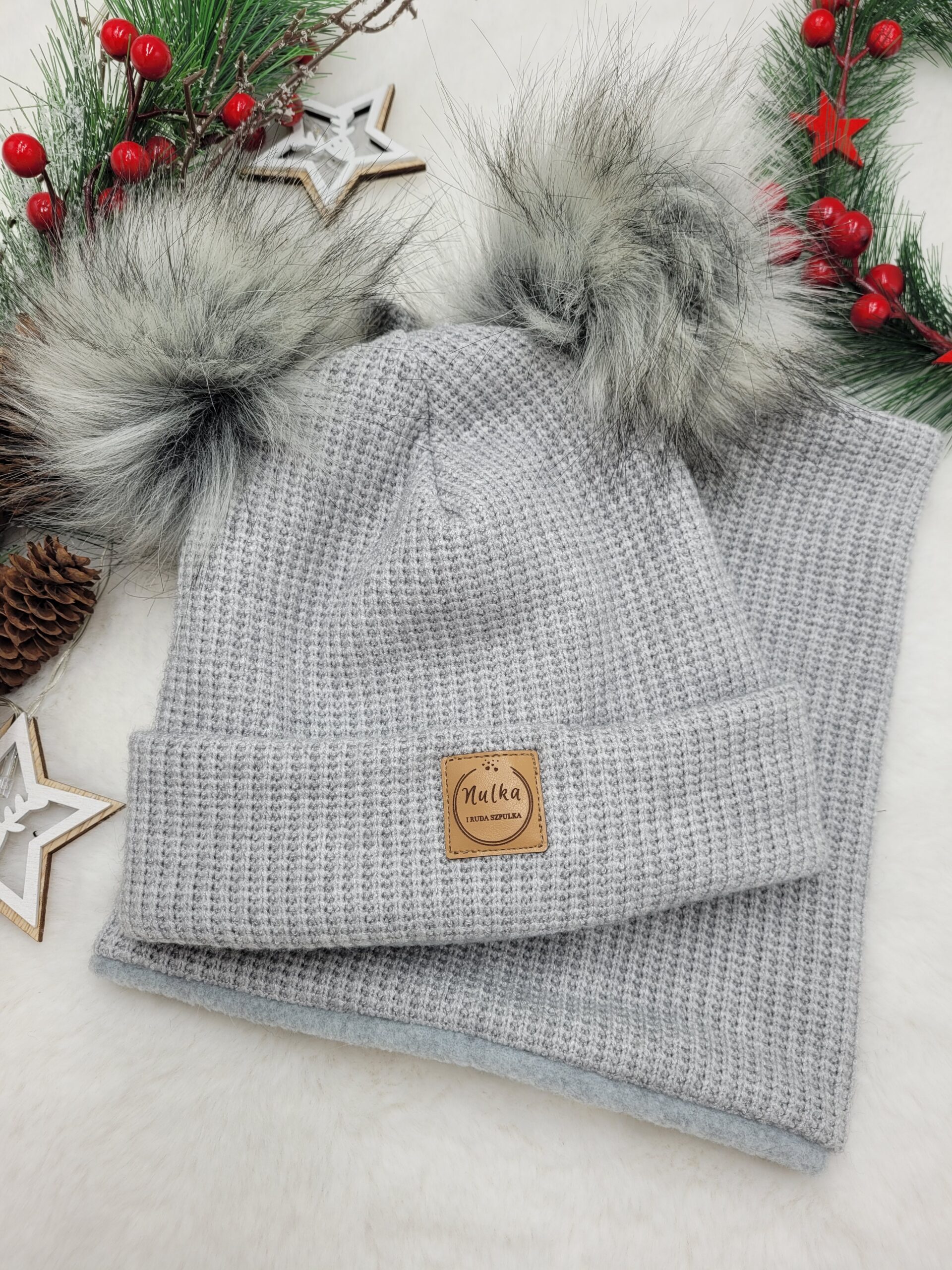 Komplet zimowy szary melanż jasny z szarymi pomponami