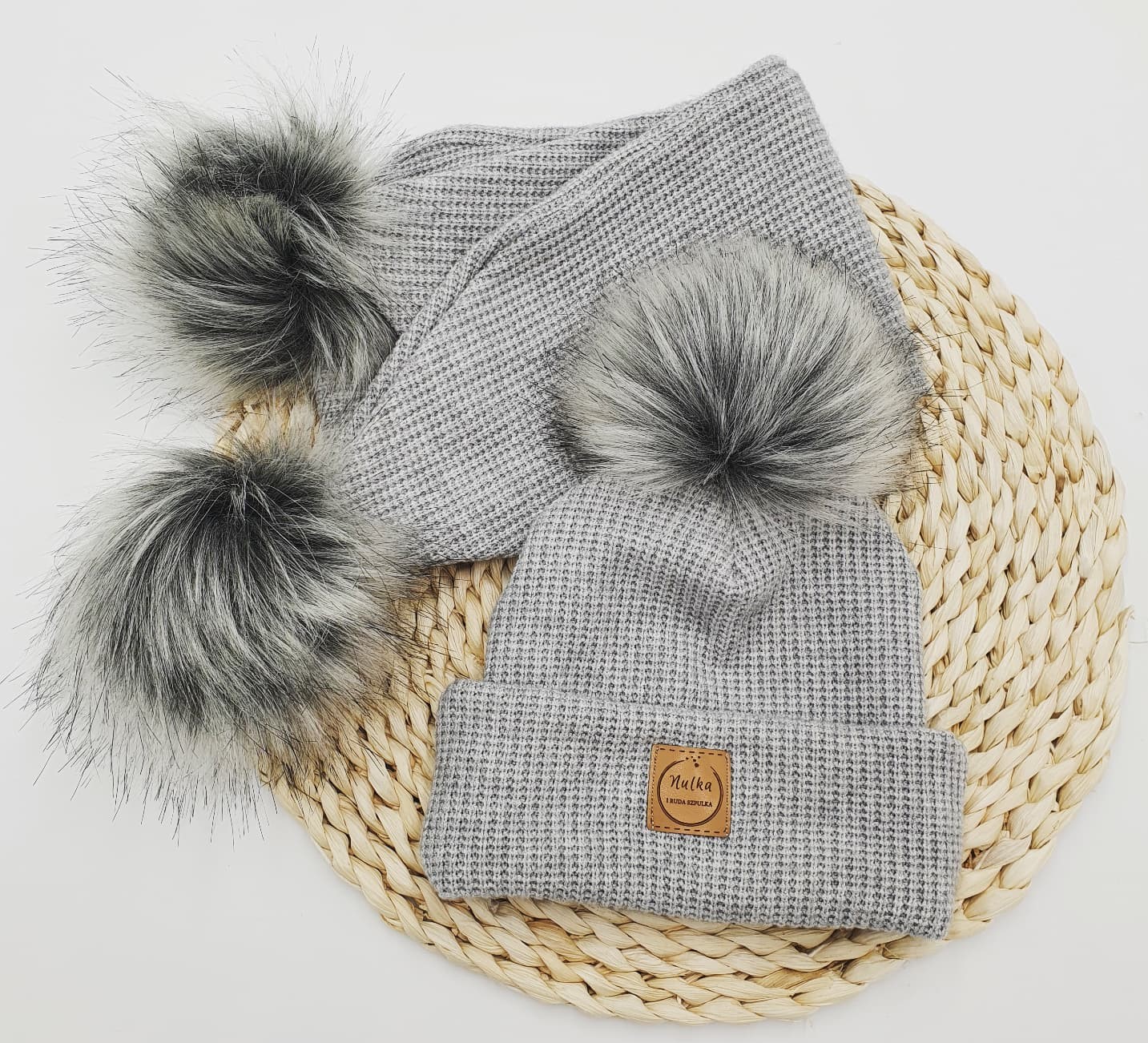 Komplet zimowy szary melanż jasny z szarymi pomponami szalik