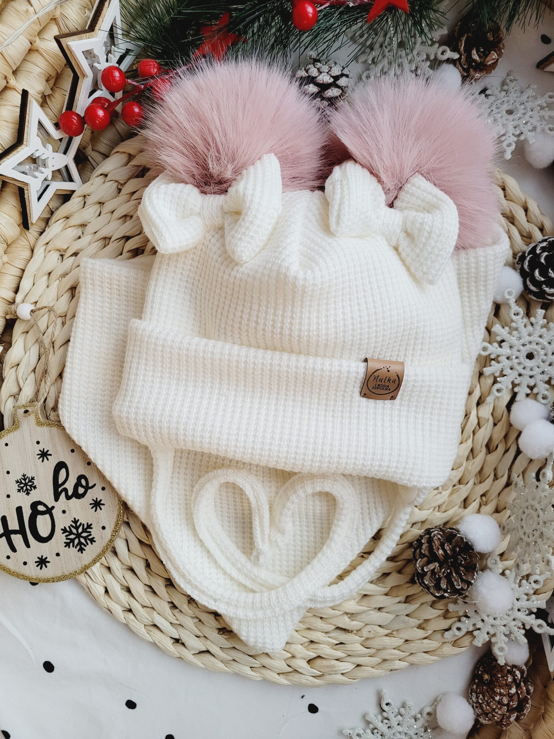 Komplet zimowy wiązany ecru pompony róż pastelowy kokardki chusta