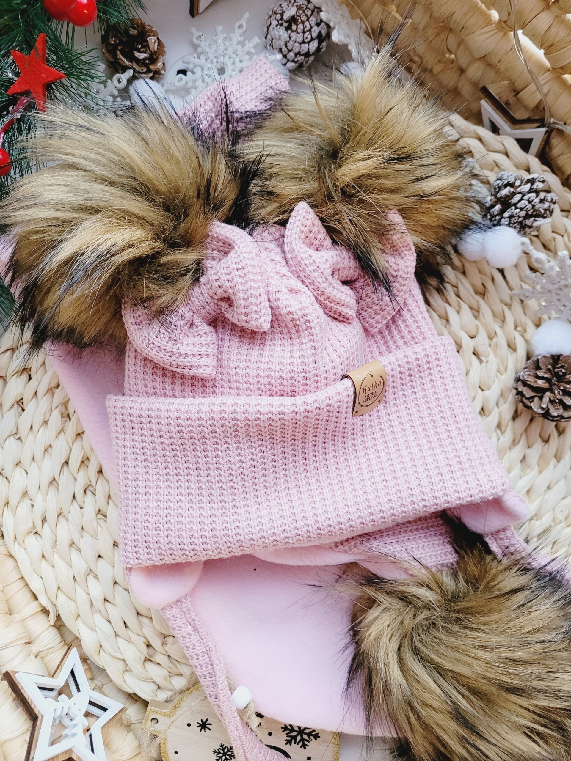 Komplet zimowy wiązany róż pastelowy z kokardkami i pomponami miód brąz