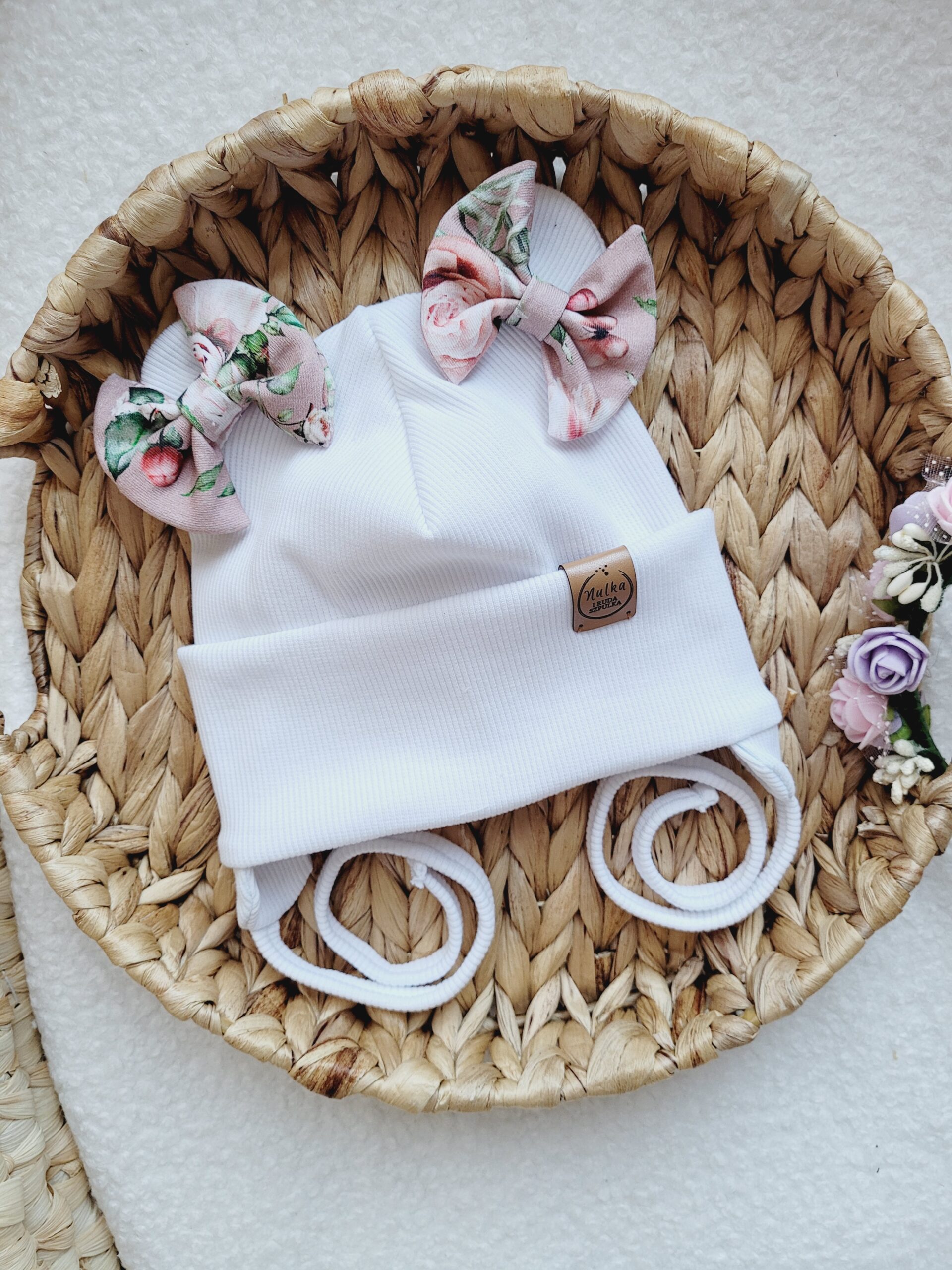 Czapka wiązana dla dziewczynki Malowane róże biel