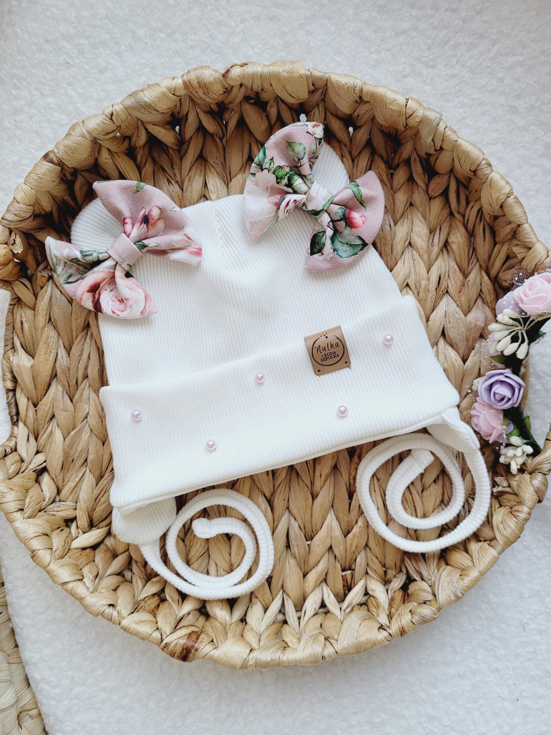 Czapka wiązana dla dziewczynki Malowane róże ecru perełki