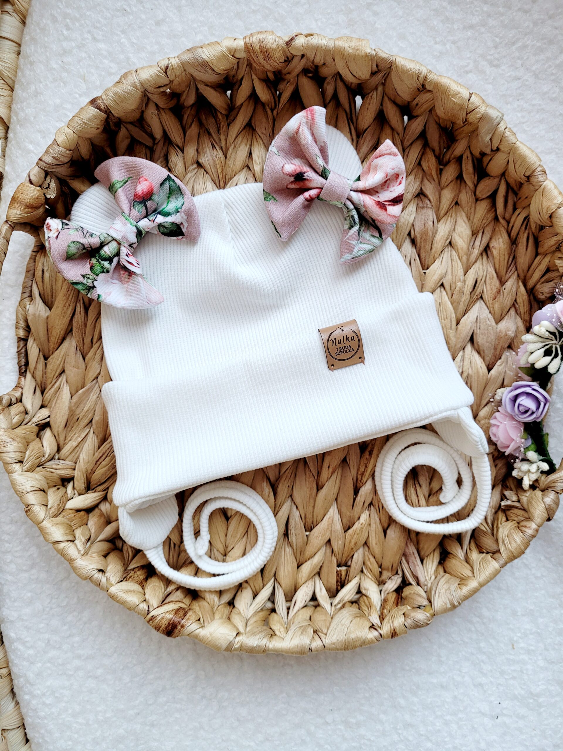 Czapka wiązana dla dziewczynki Malowane róże ecru