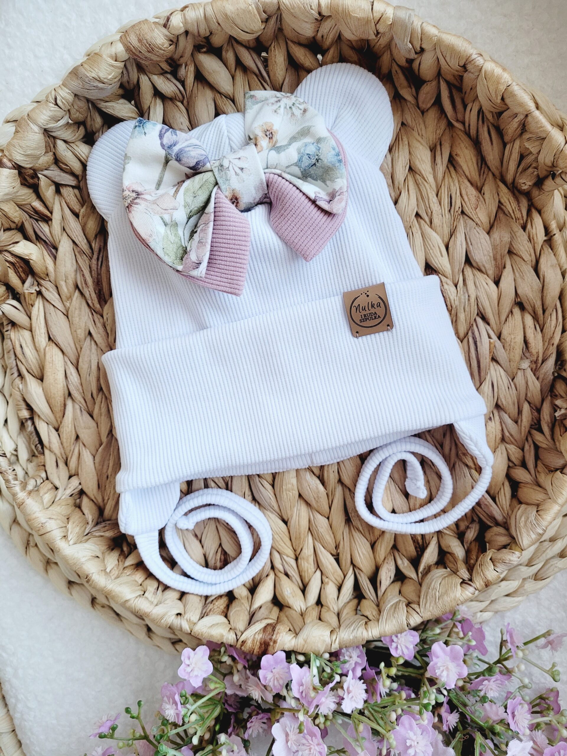 Czapka wiązana dla dziewczynki z kokardą purple garden biała