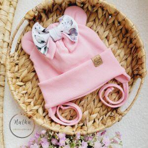 Czapka wiązana dla dziewczynki z kokardką pastelowe róże różowa