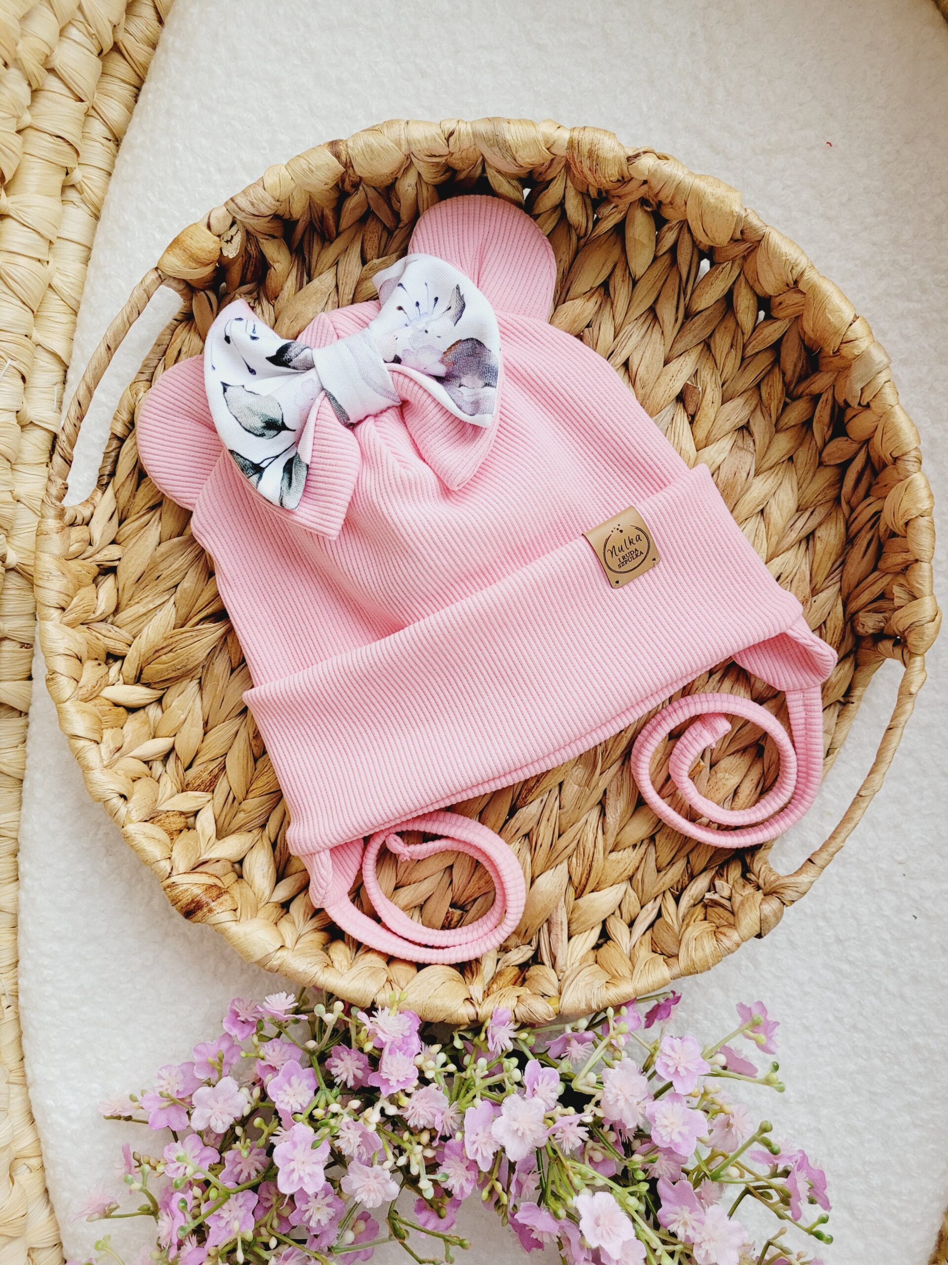 Czapka wiązana dla dziewczynki z kokardką pastelowe róże różowa