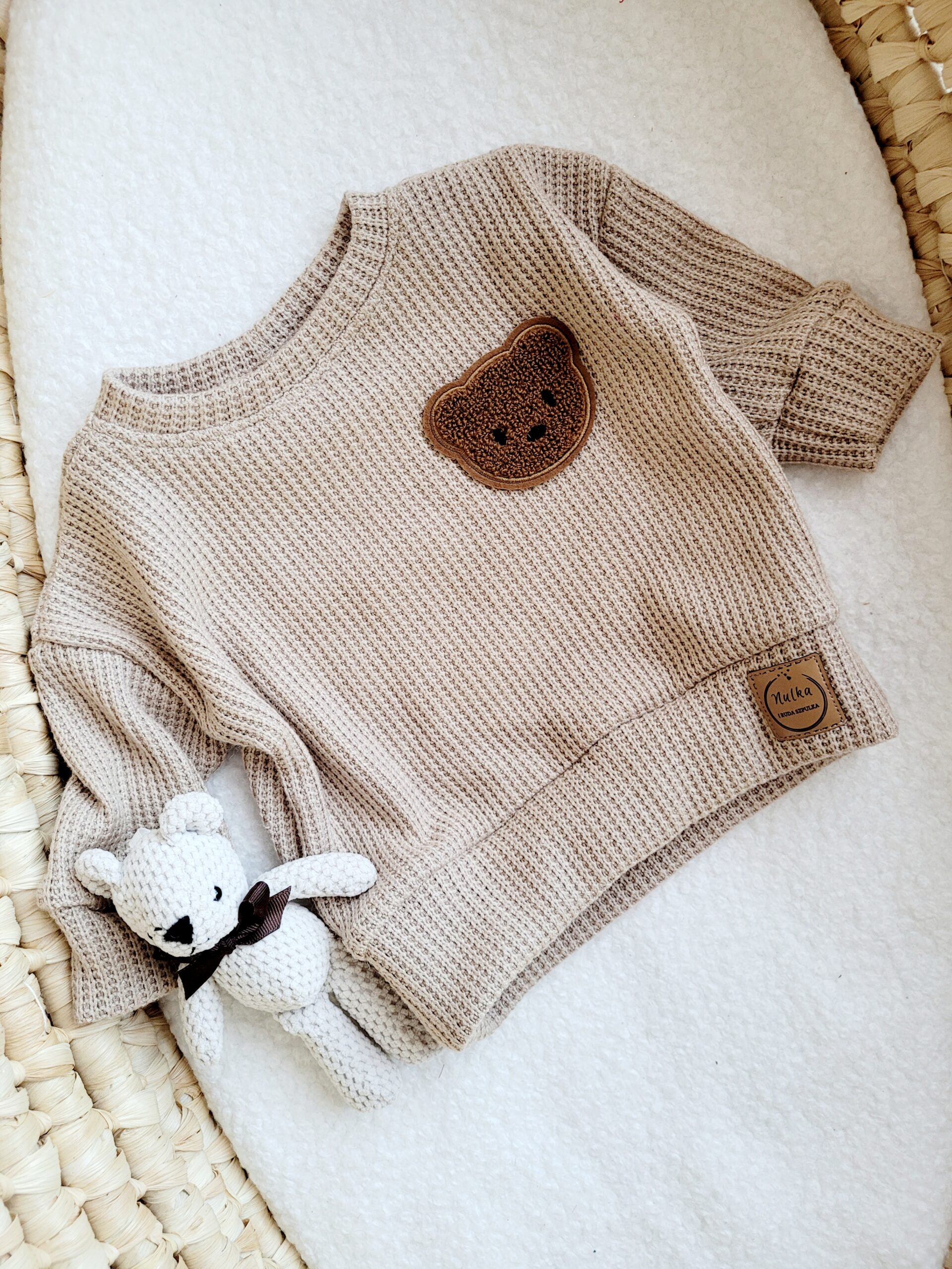 Sweterek z misiem beżowy