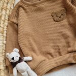 Sweterek z misiem karmel