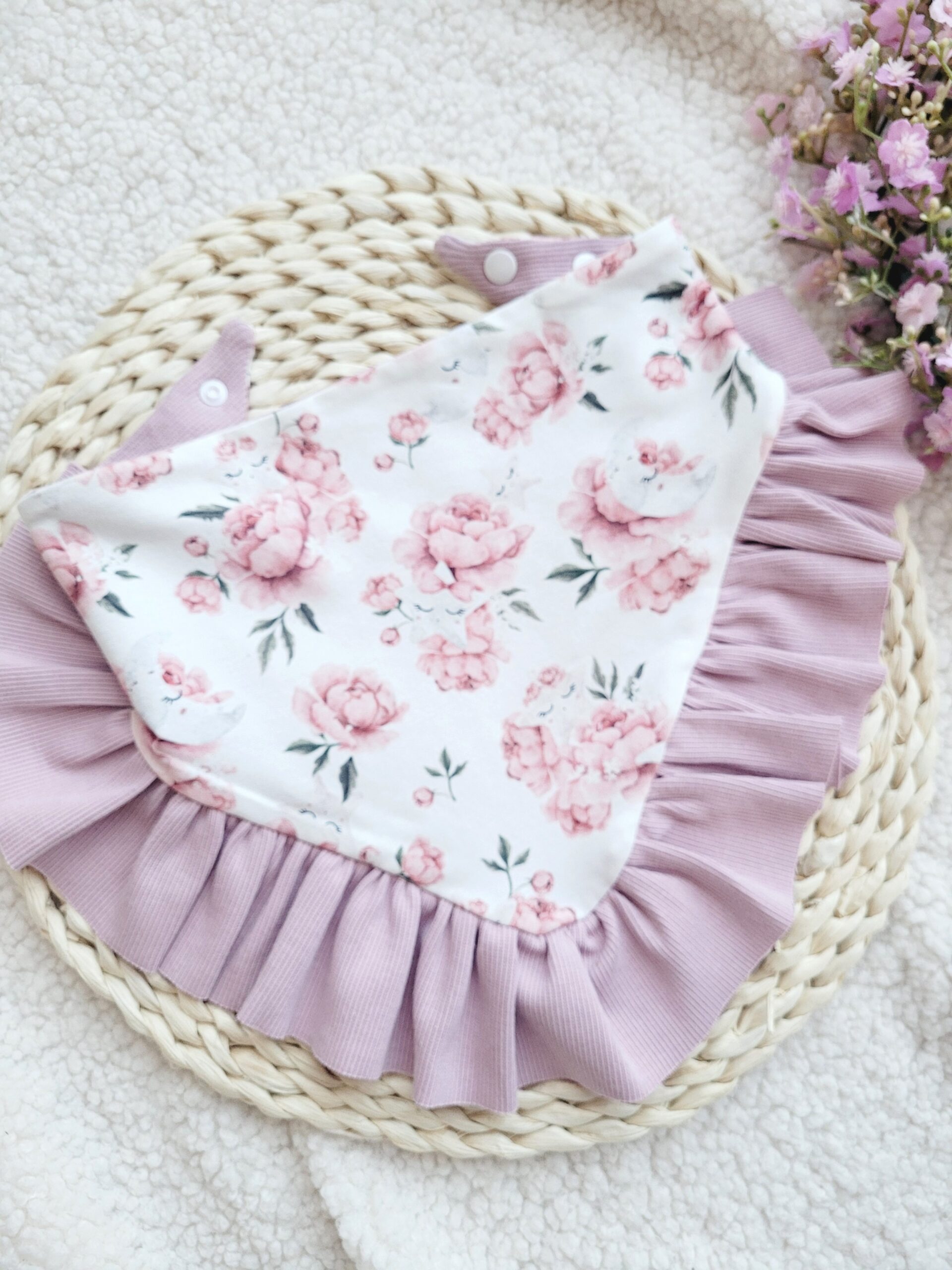 Chusta z falbanką Peony pastelowy róż