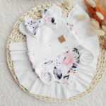 Czapka z kokardą i perełkami chusta z falbanką pastelowe róże biel