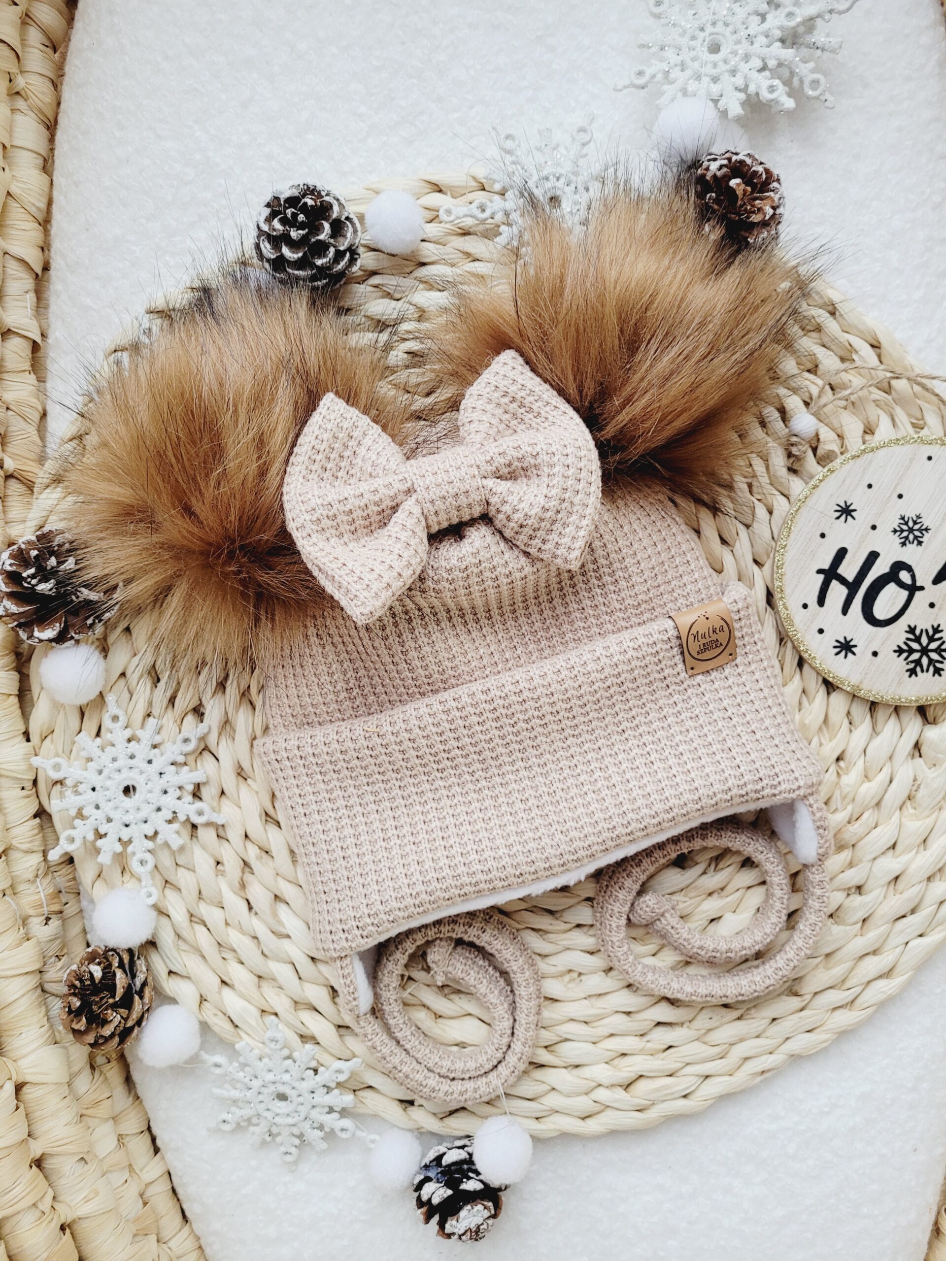 Czapka zimowa beż dla dziewczynki pompony brąz