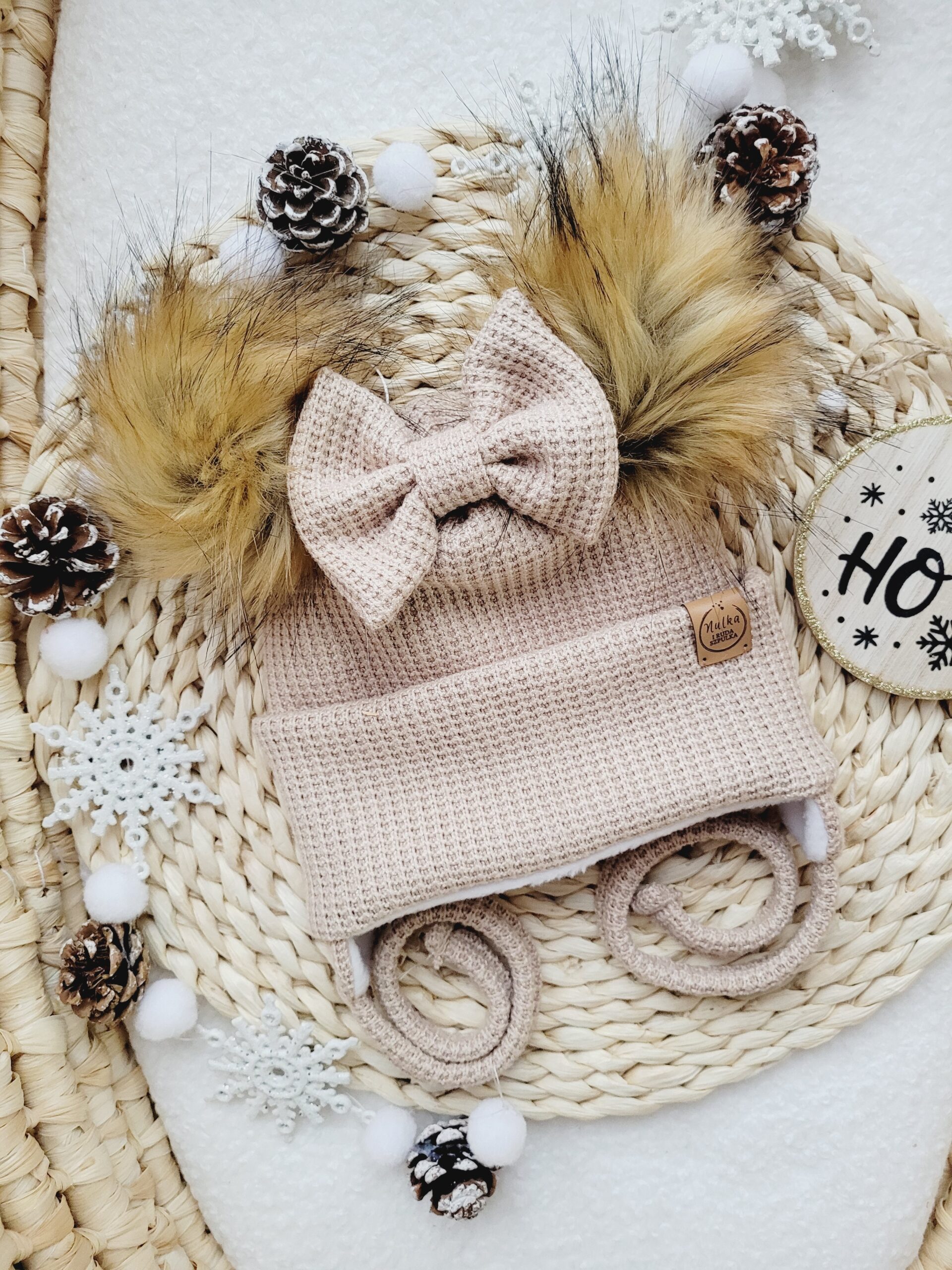 Czapka zimowa beż dla dziewczynki pompony miód brąz