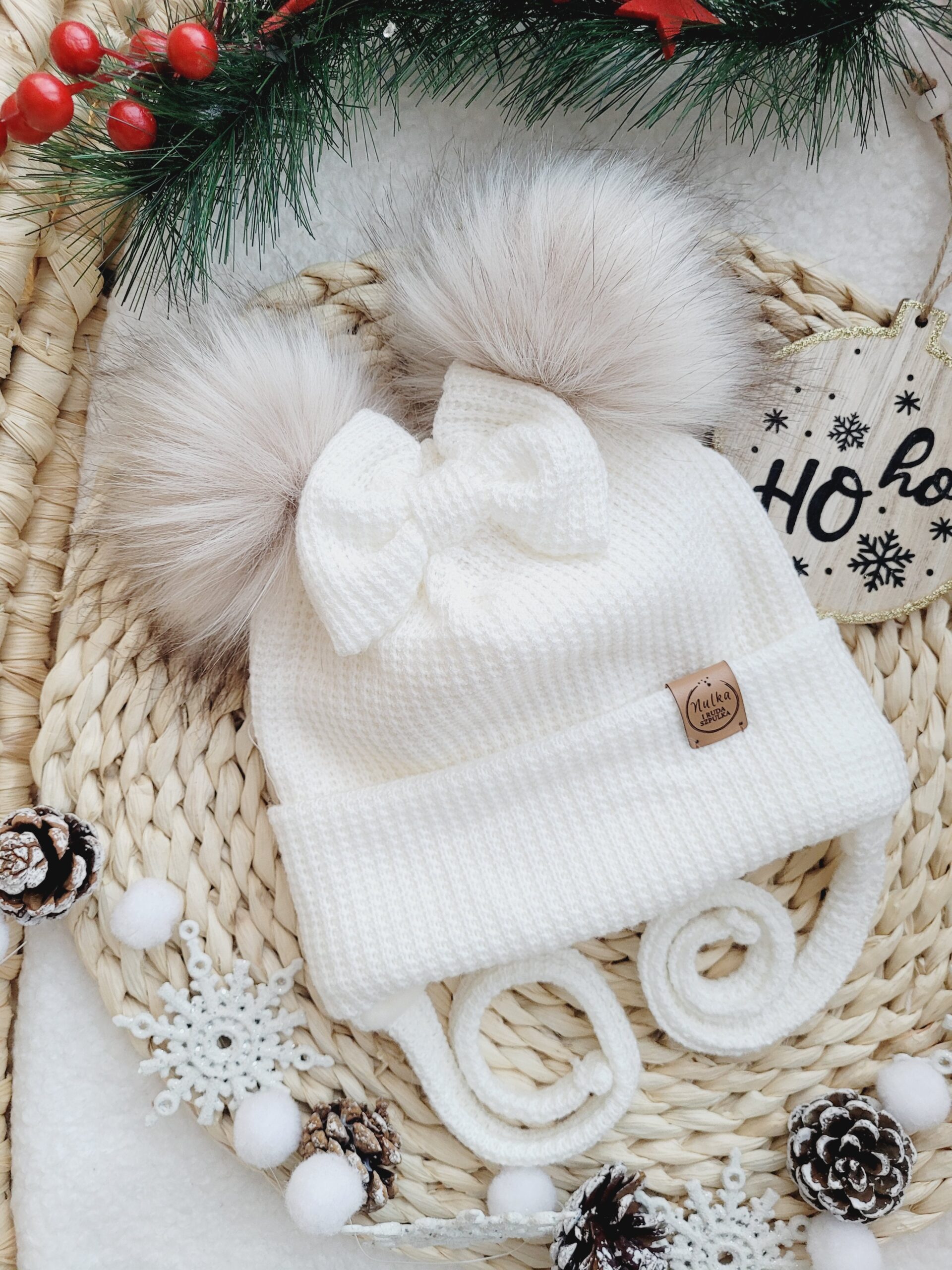 Czapka zimowa dla dziewczynki ecru pompony beż palony jasny