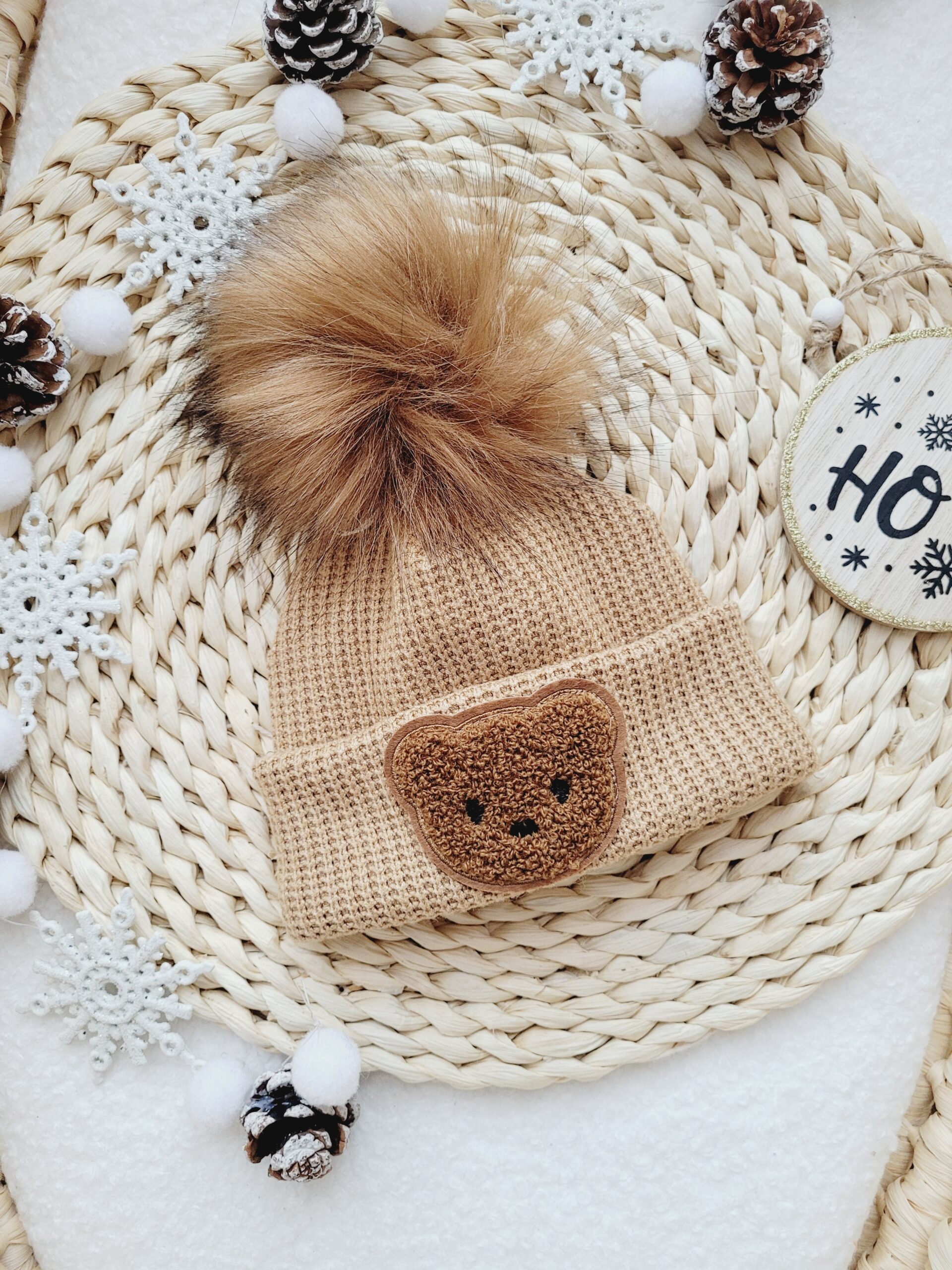 Czapka zimowa karmel jasny z misiem pompon brąz