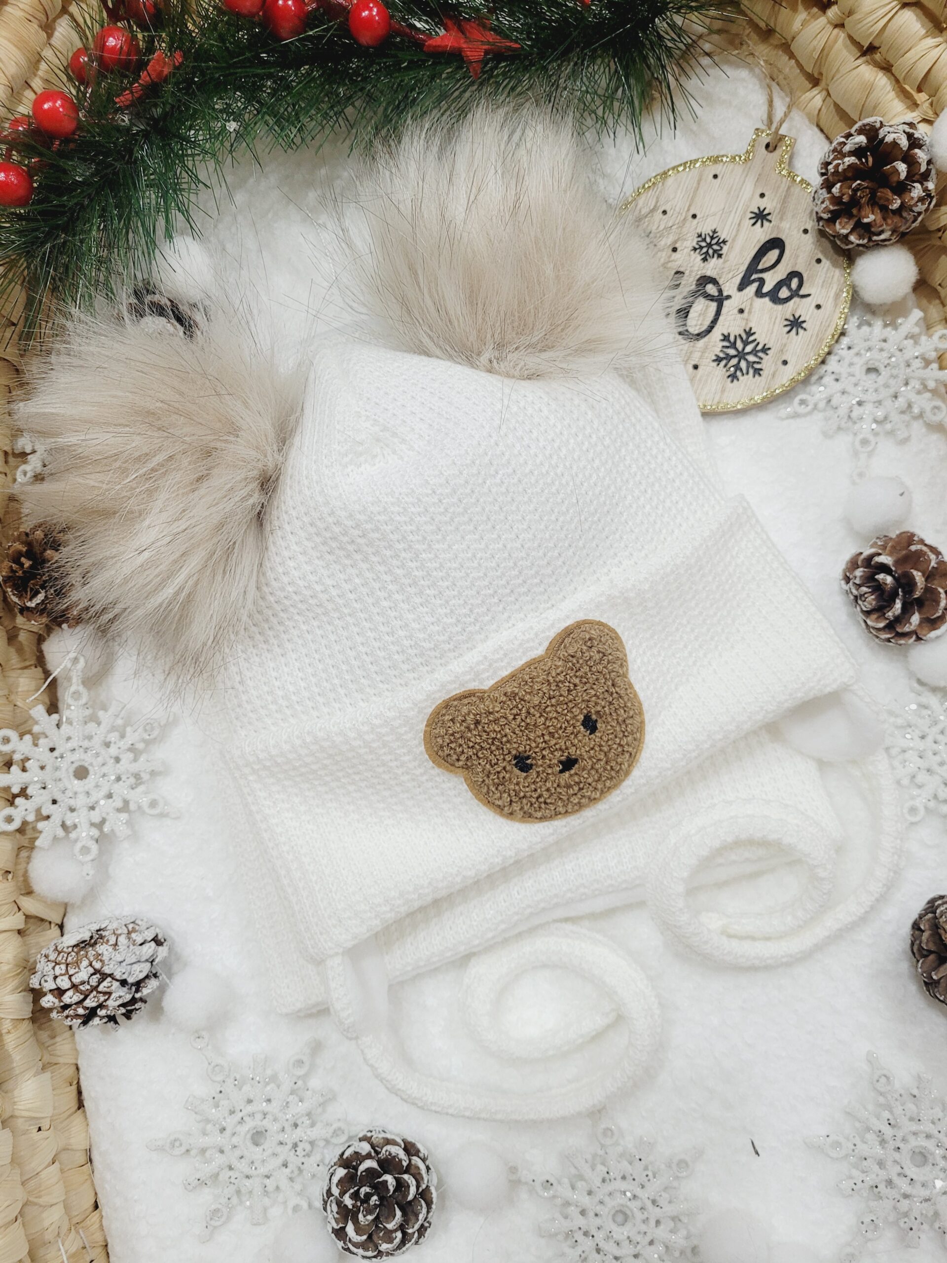 Komplet zimowy ecru z misiem pompony beż palony jasny