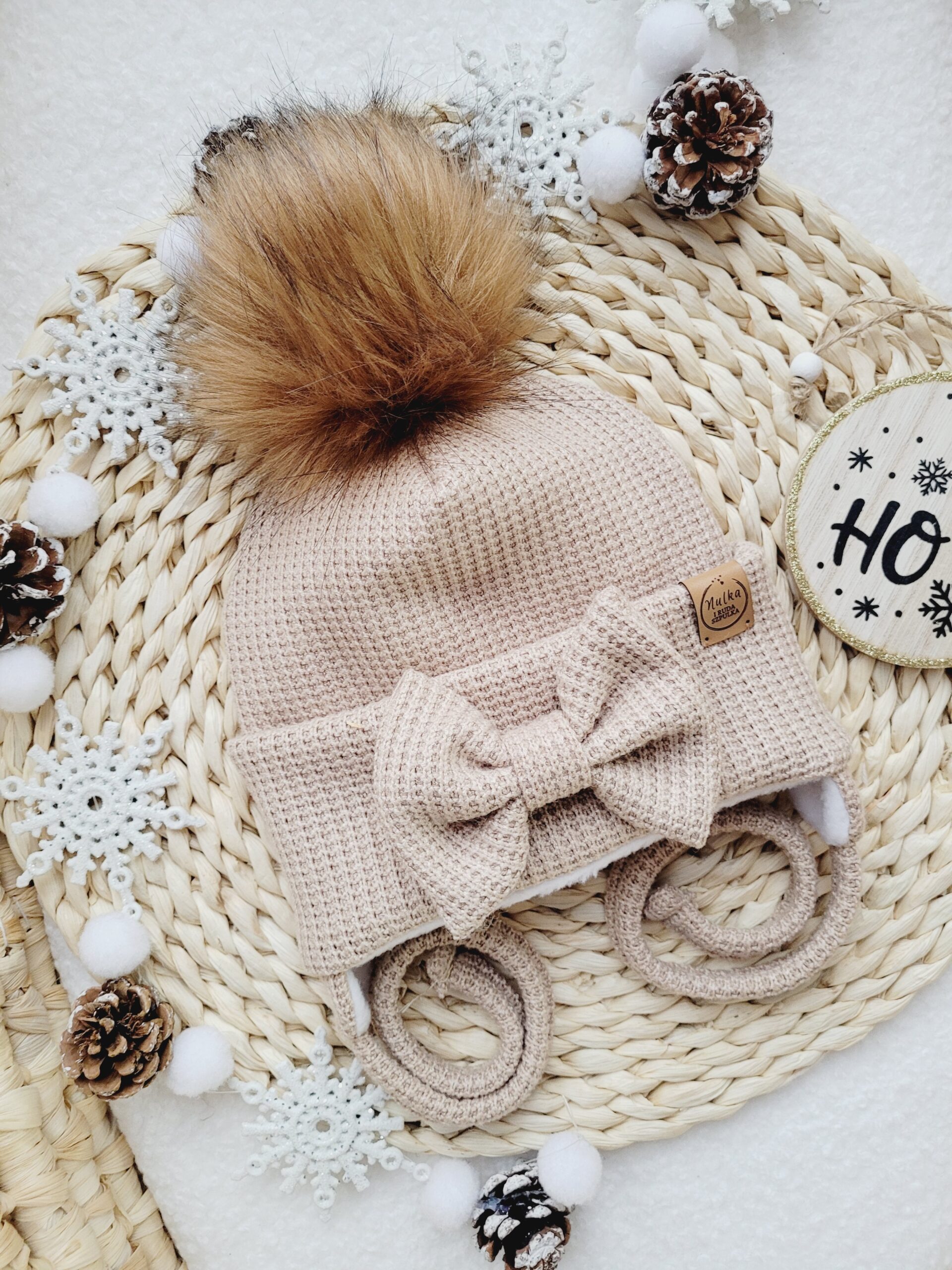 Czapka zimowa beż dla dziewczynki pompon brąz